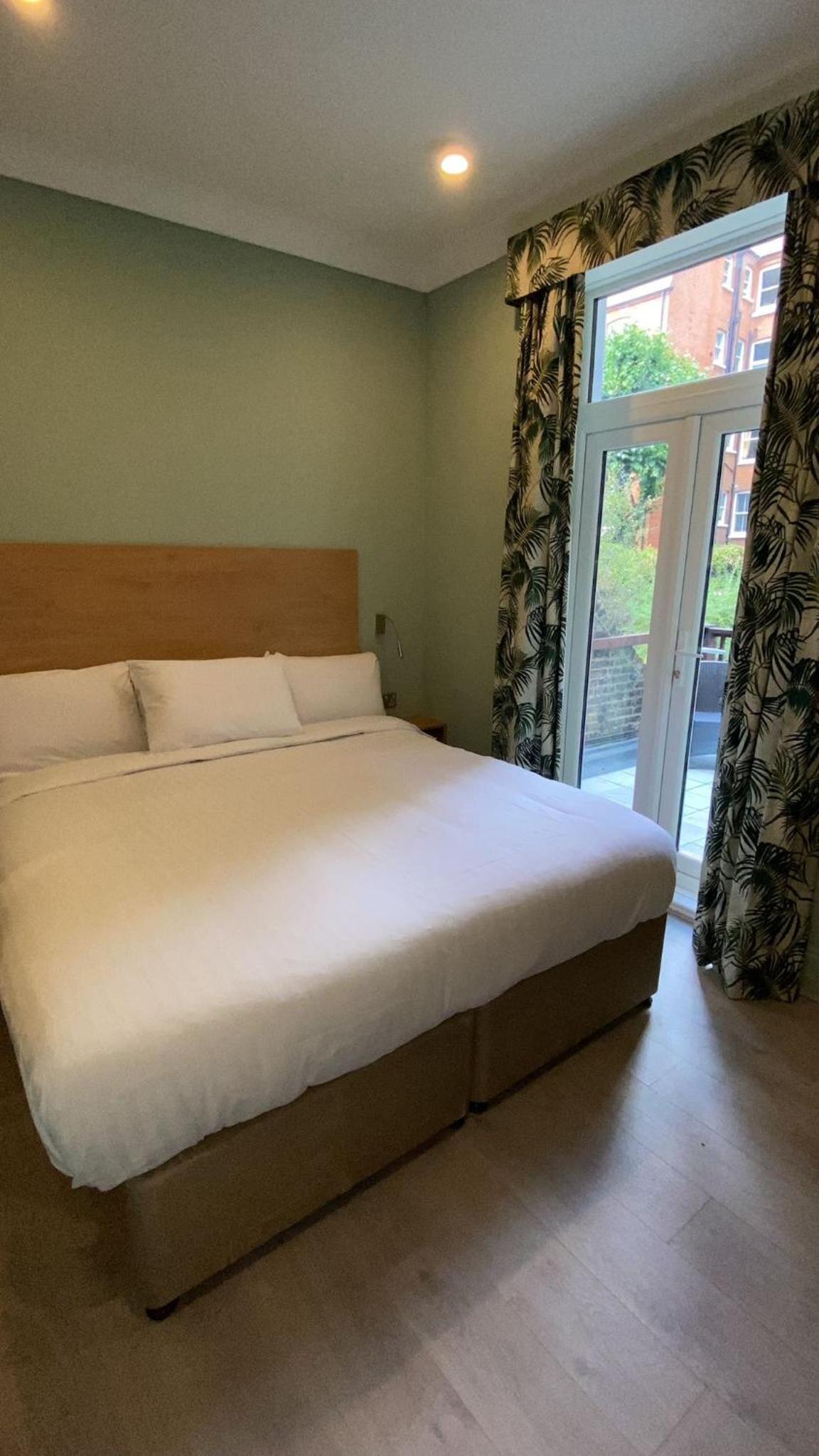 Deluxe King Room photo 1