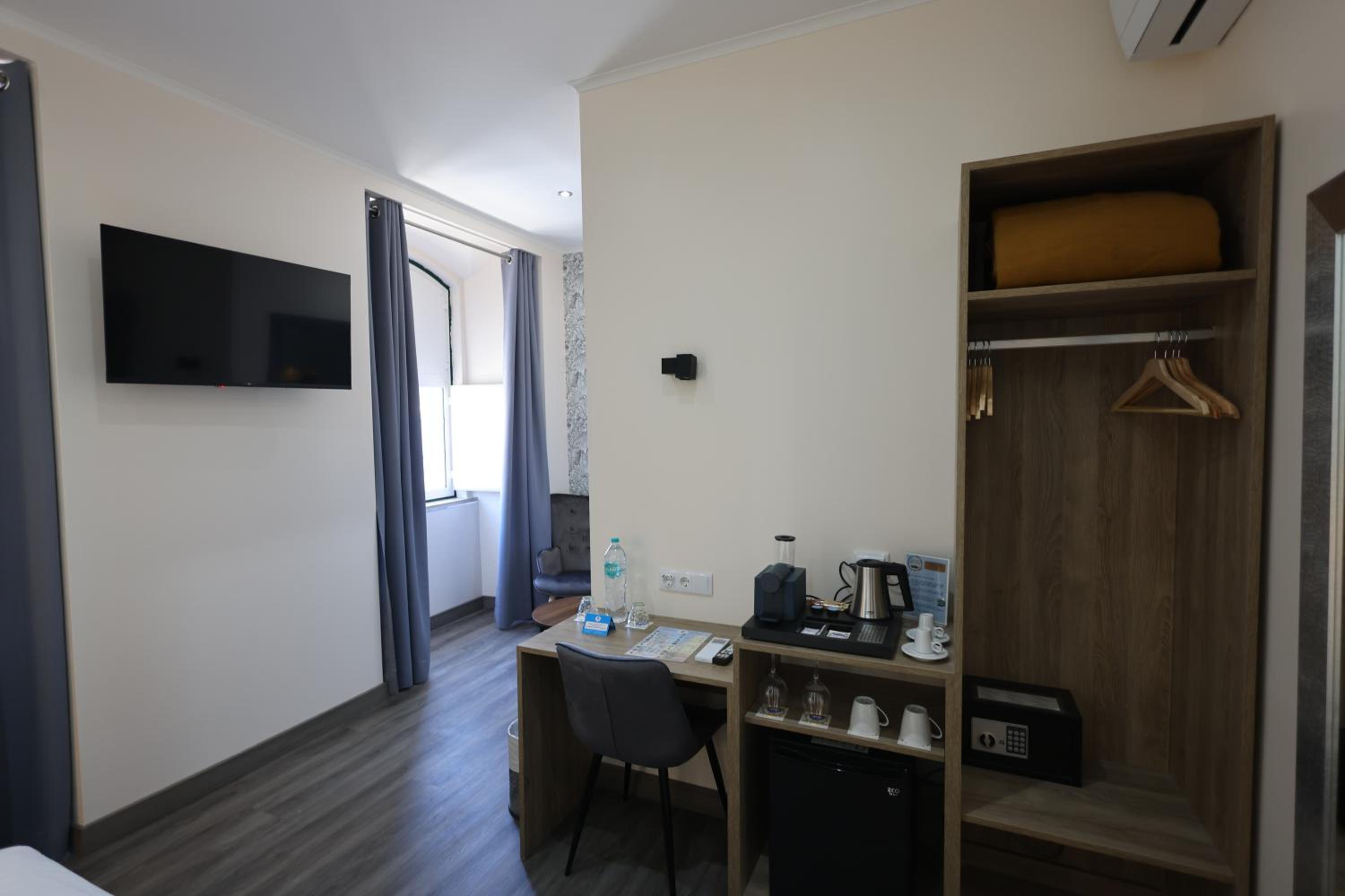 Deluxe King Suite photo 2