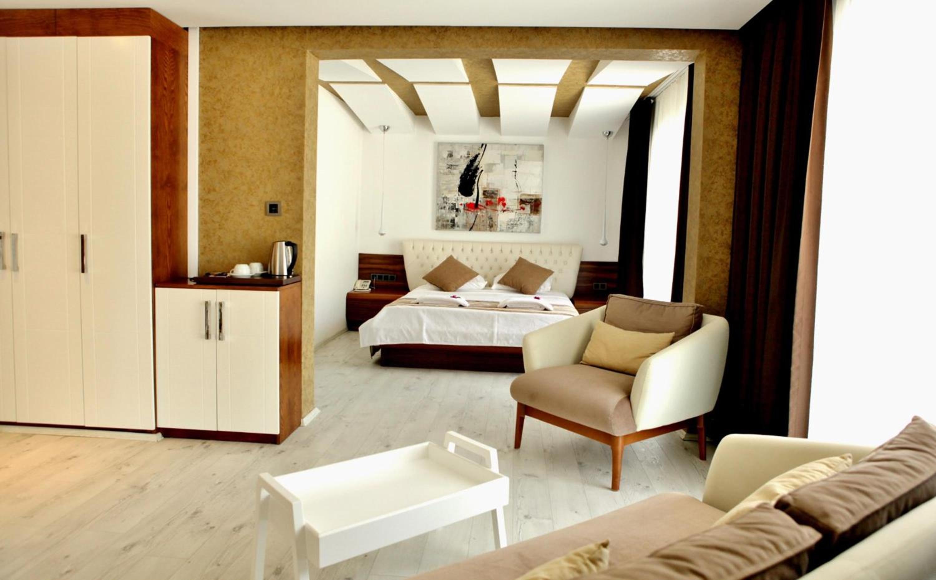 Deluxe Double Room with Side Sea View - Photo 1