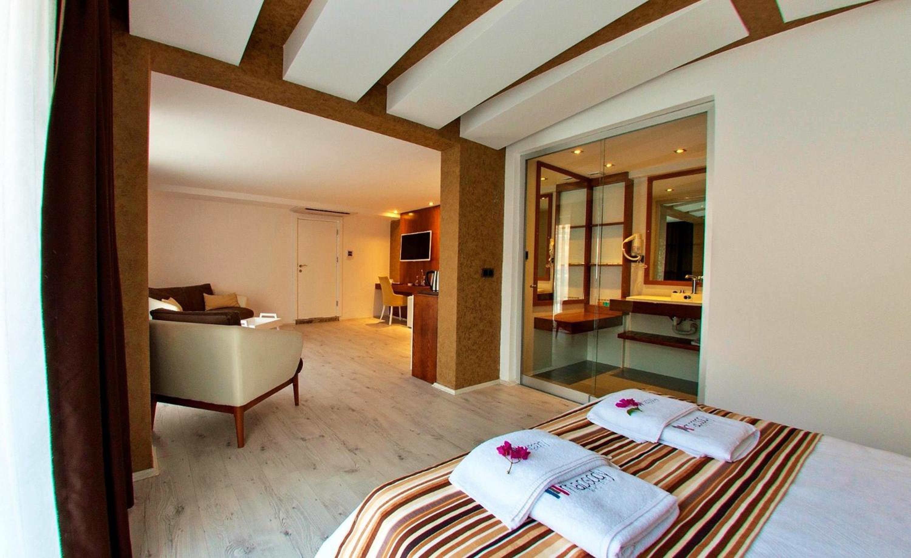 Deluxe Double Room with Side Sea View - Photo 3