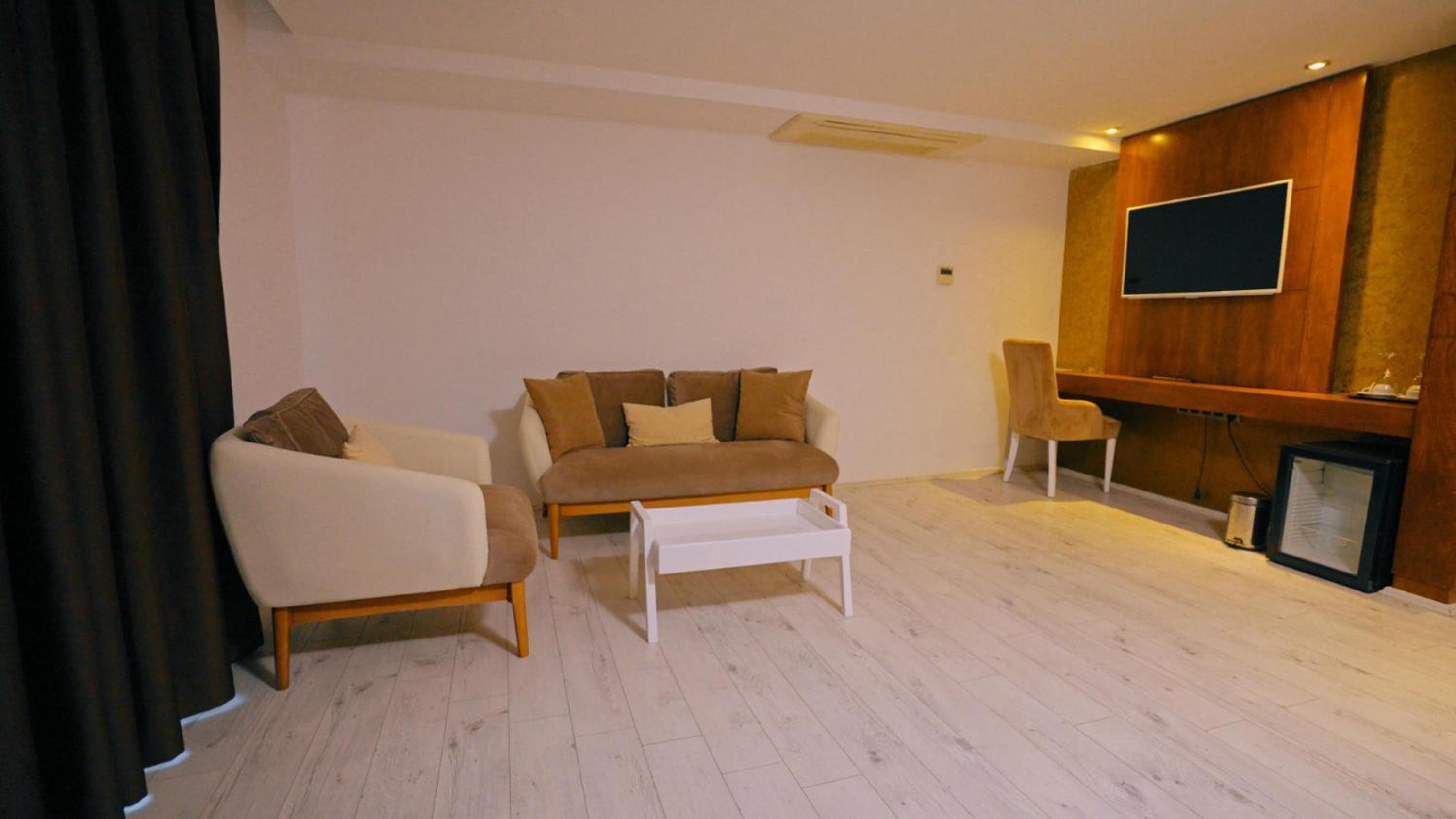 Deluxe Double Room with Side Sea View - Photo 5