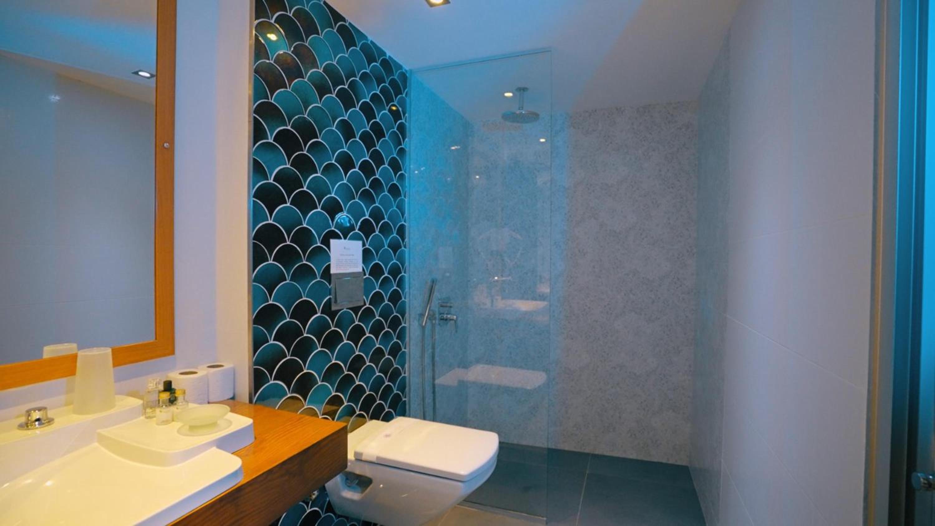 Deluxe Double Room with Side Sea View - Photo 6