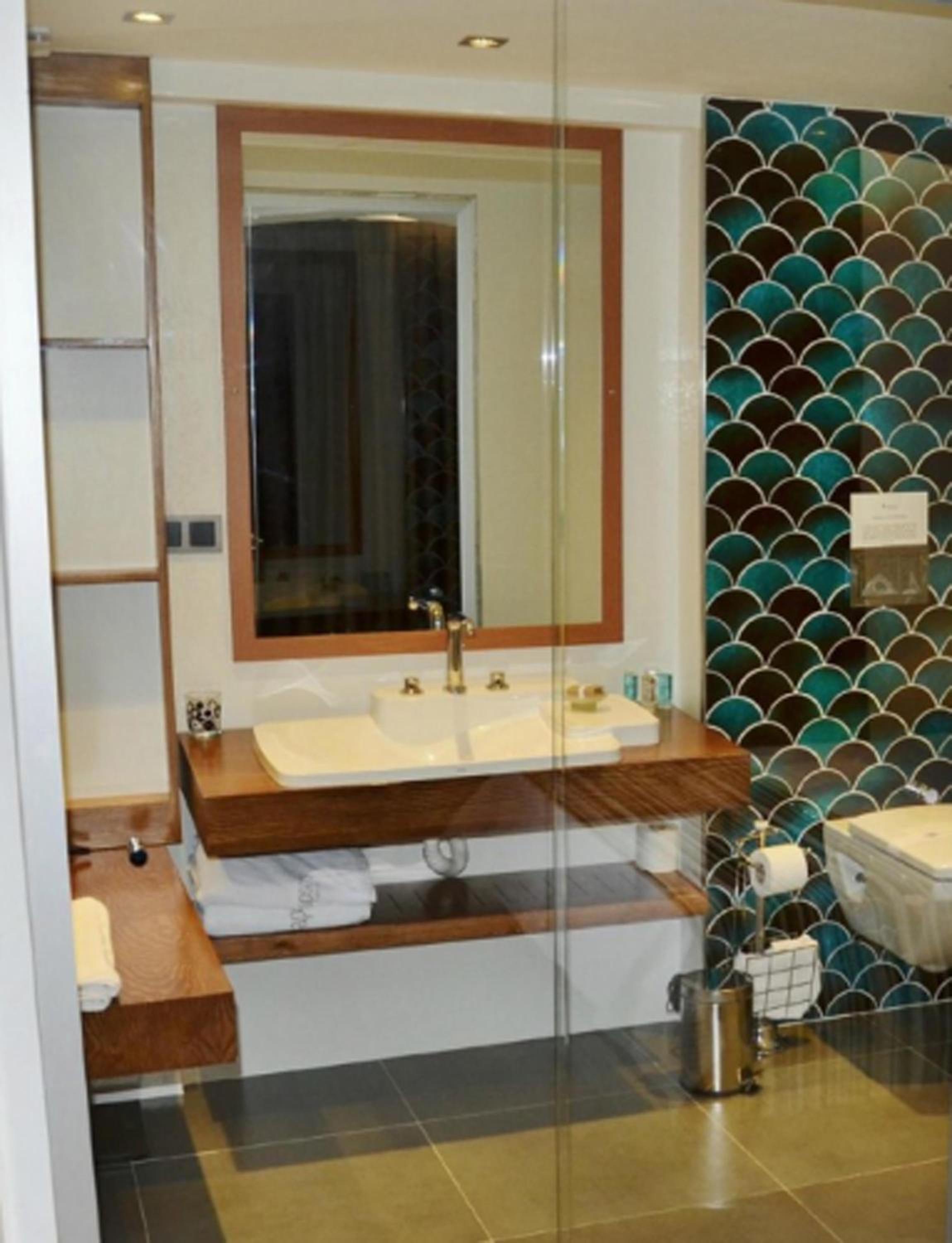 Deluxe Double Room with Side Sea View - Photo 7