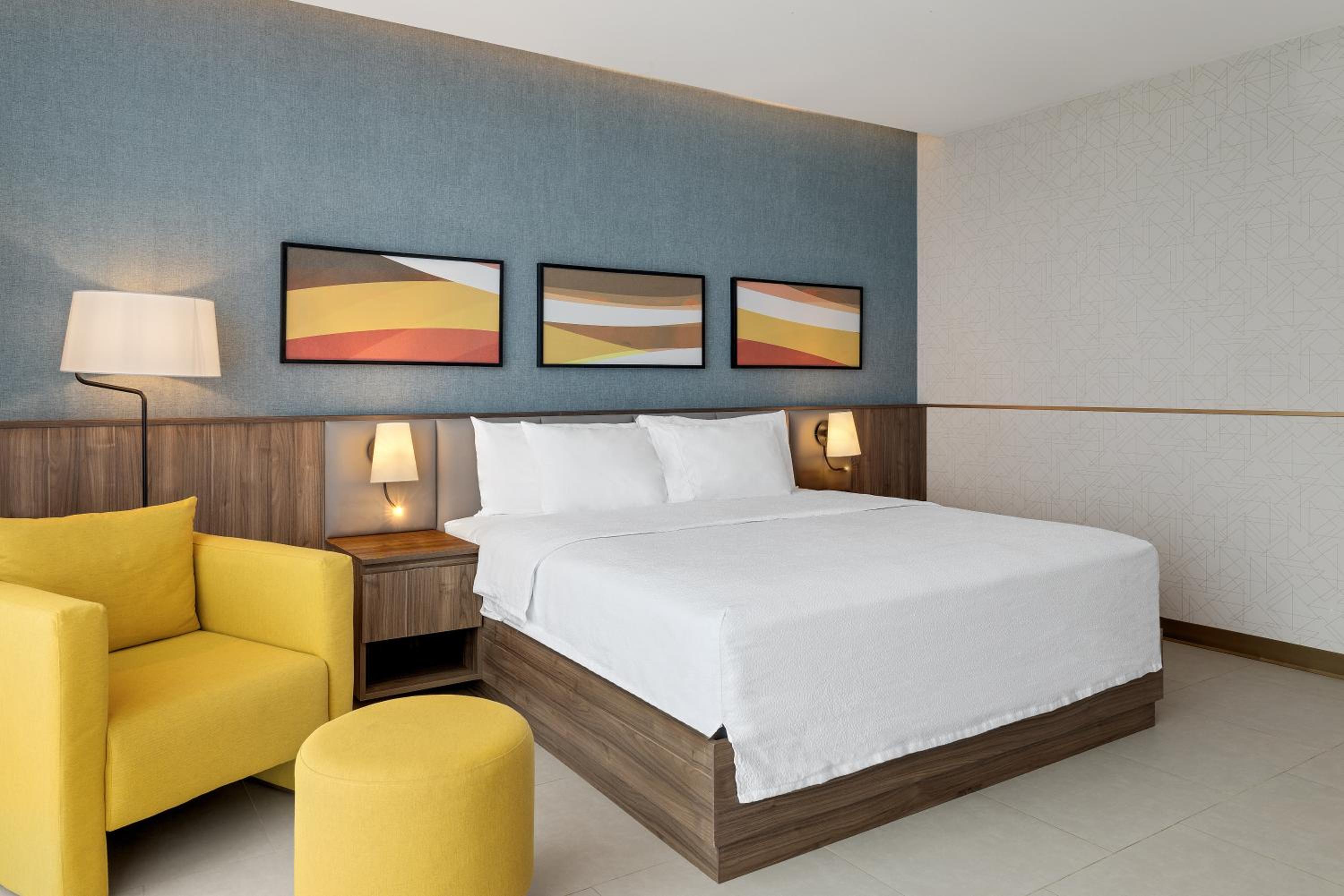 King Room with Roll-In Shower and Mountain View - Mobility/Accessible   photo 3