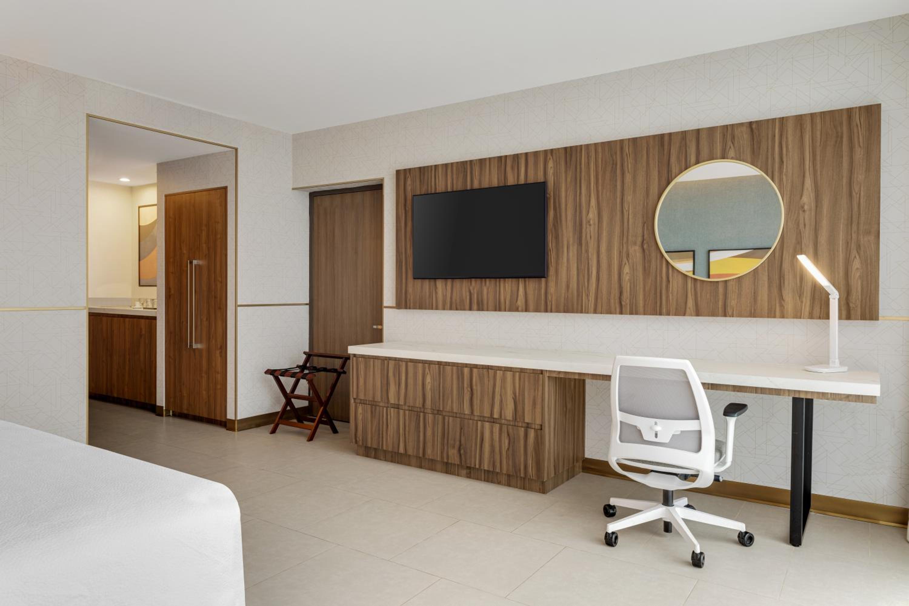 King Room with Roll-In Shower - Mobility Access photo 3