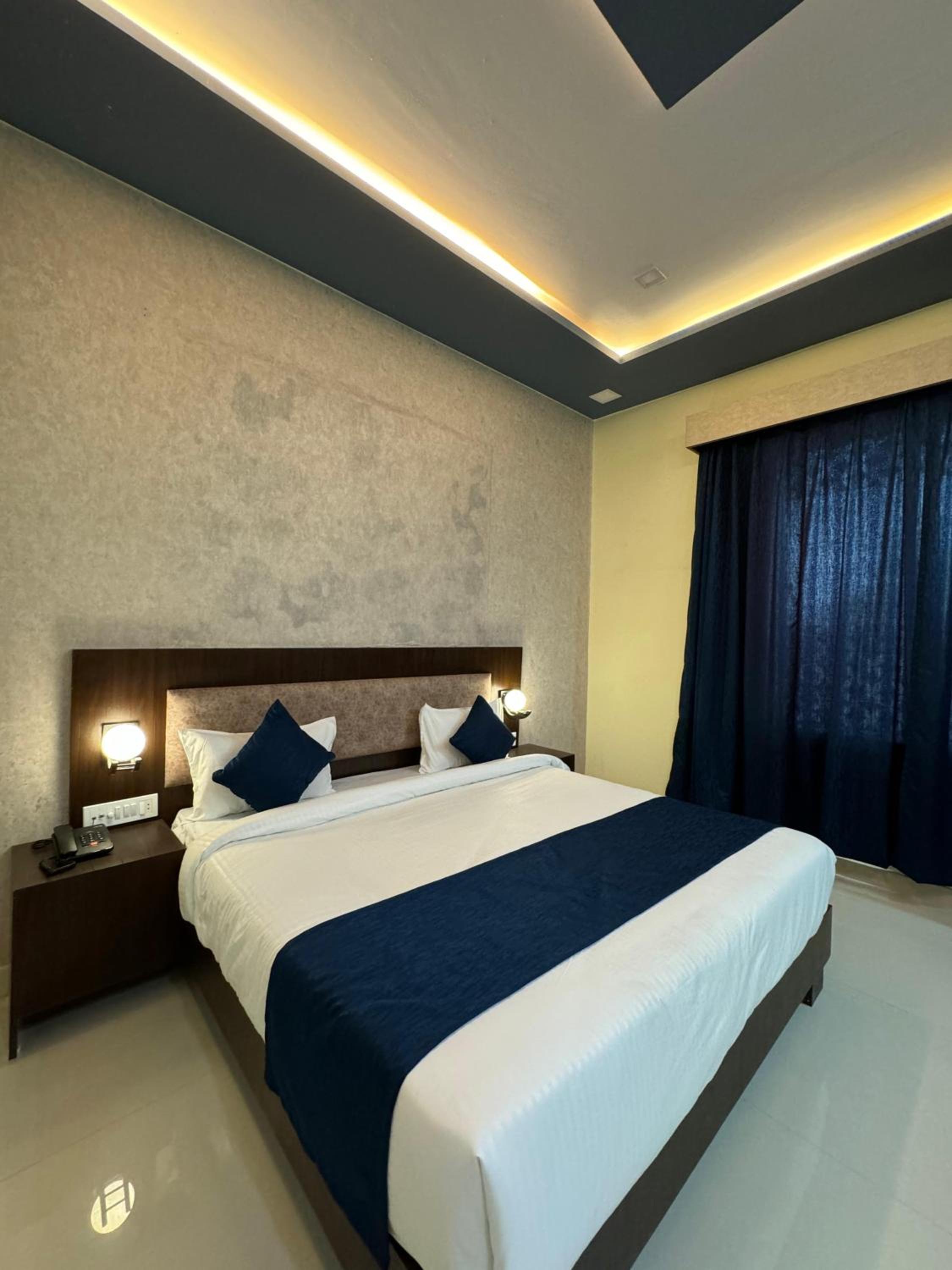 Deluxe King Room photo 1