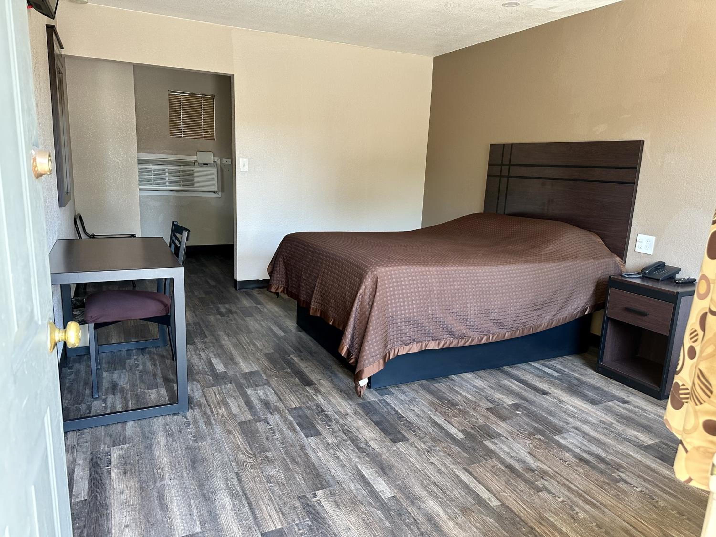 Standard Room, 1 Queen Bed, Non-Smoking photo 1