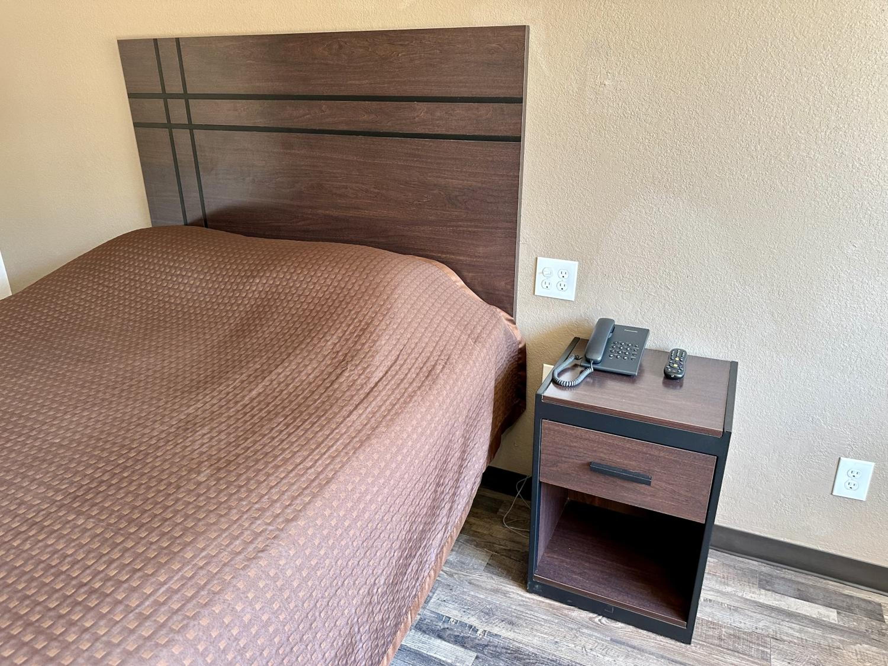 Standard Room, 1 Queen Bed, Non-Smoking photo 3