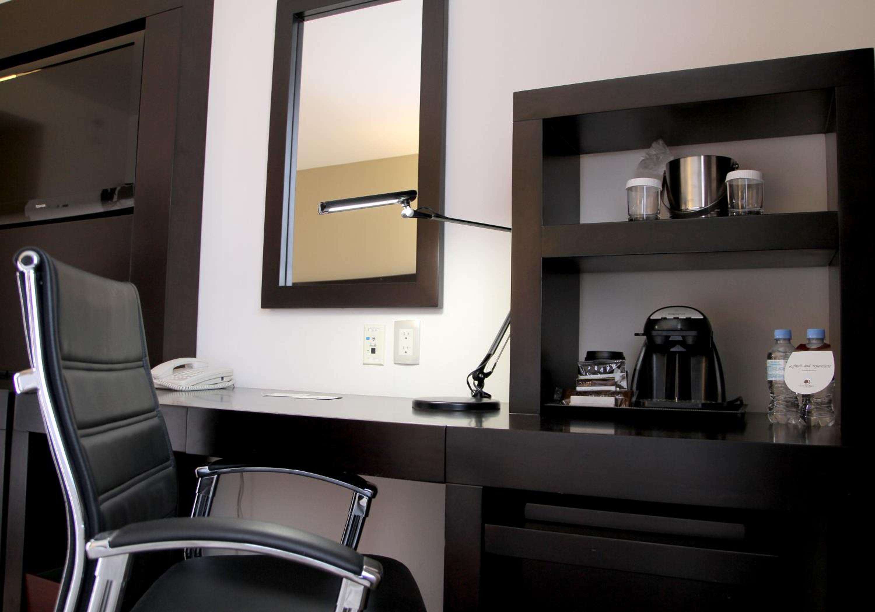 King Room - Non-Smoking - Photo 2