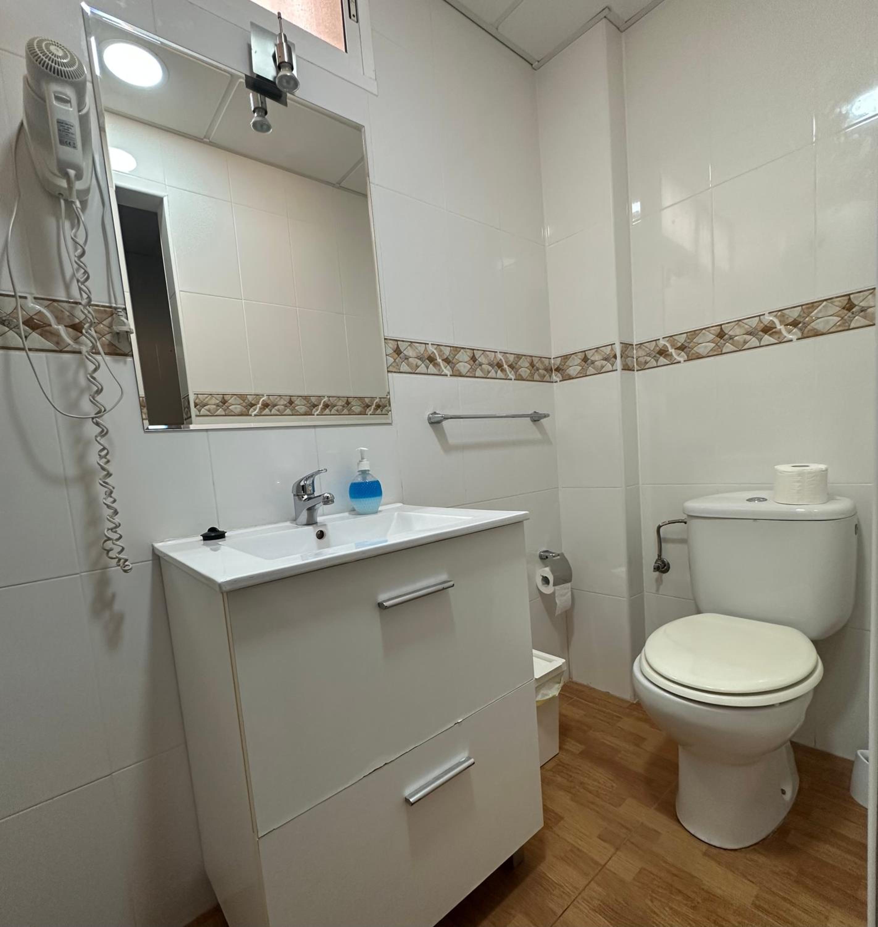 Economy Double Room - Photo 13