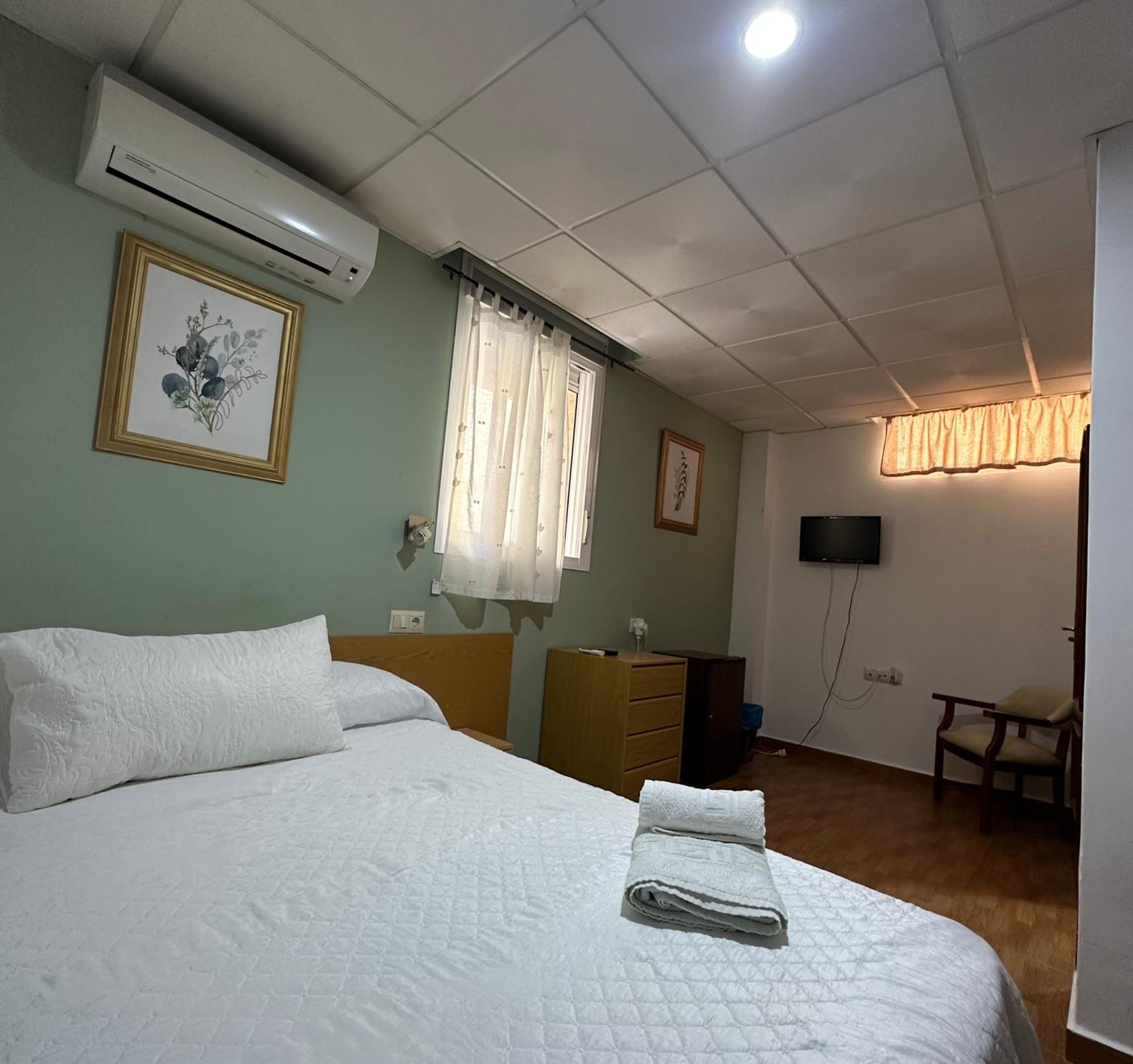 Economy Double Room - Photo 12