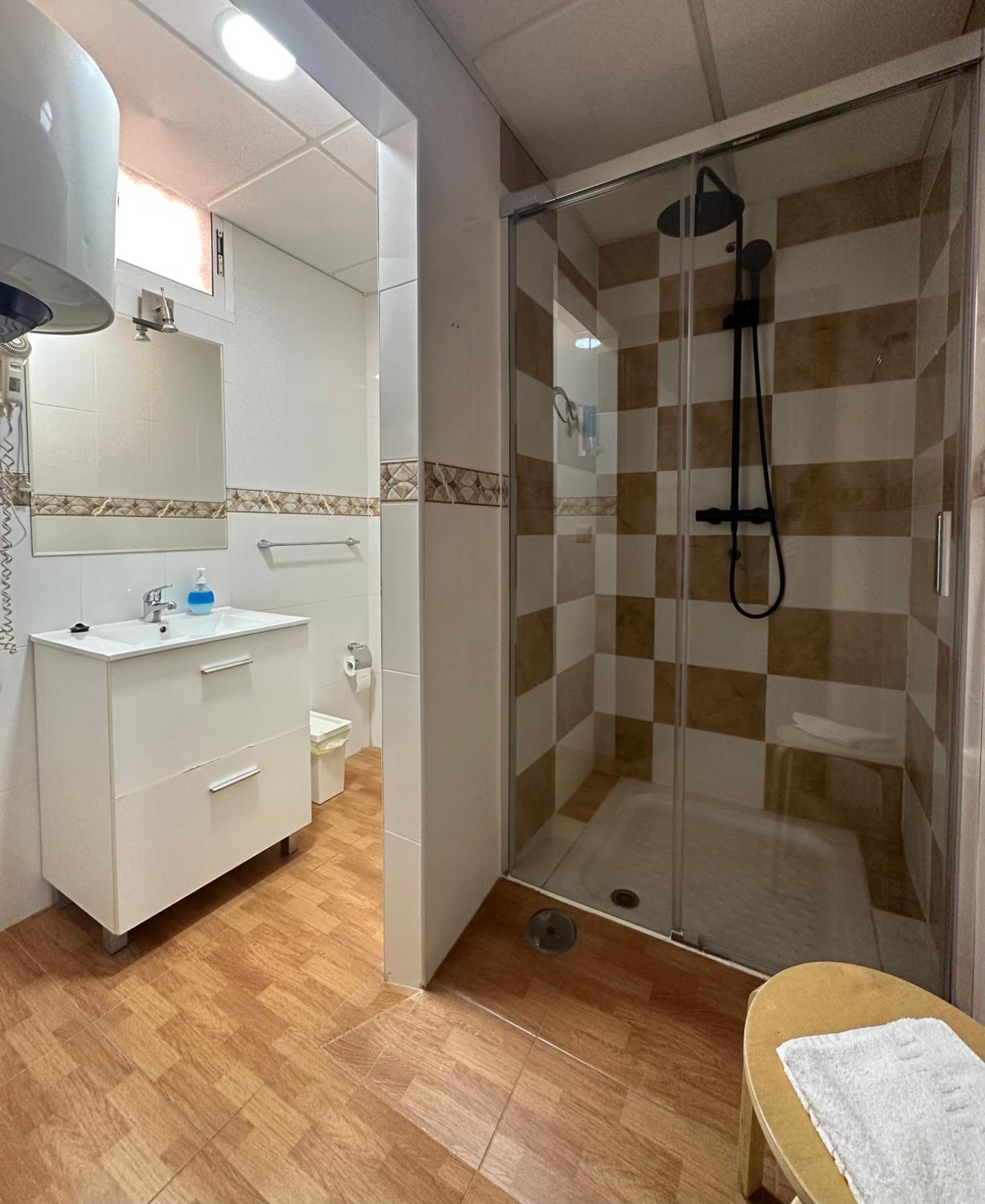 Economy Double Room - Photo 11