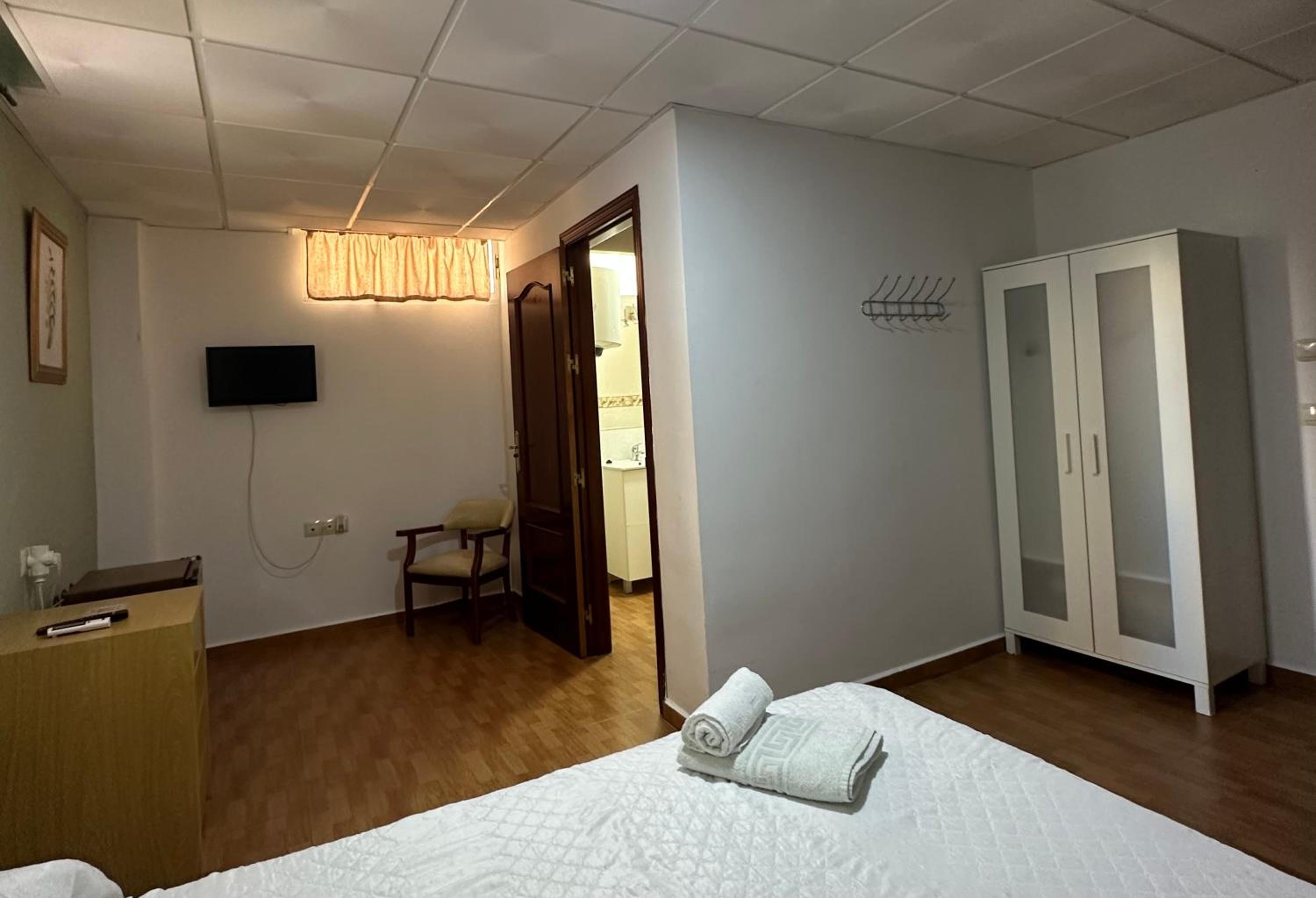 Economy Double Room - Photo 10