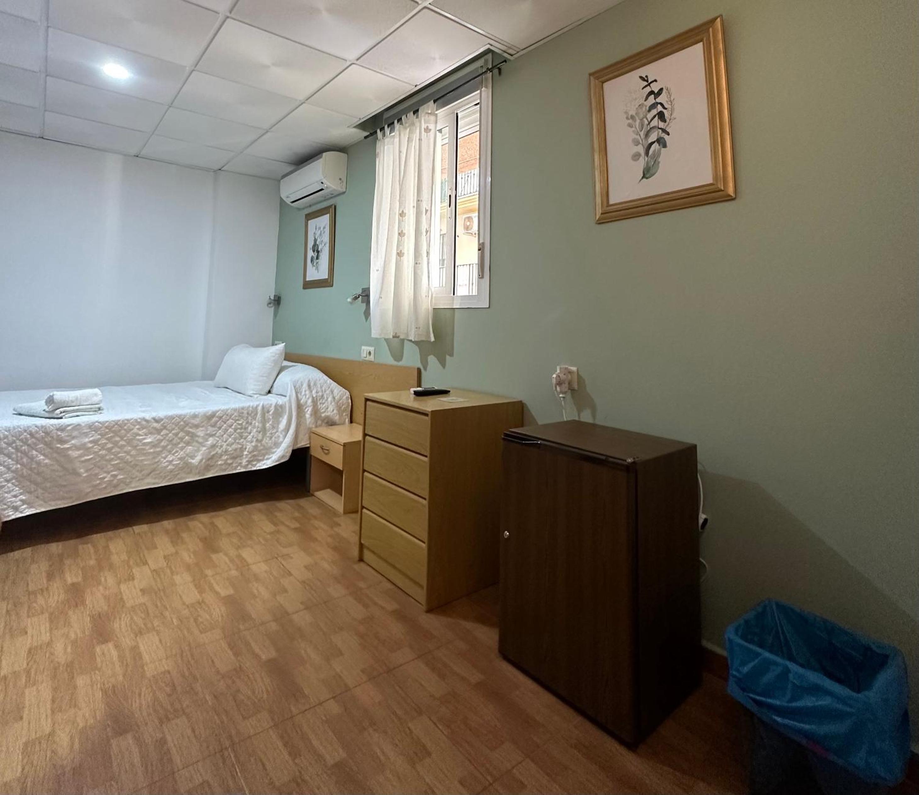 Economy Double Room - Photo 7