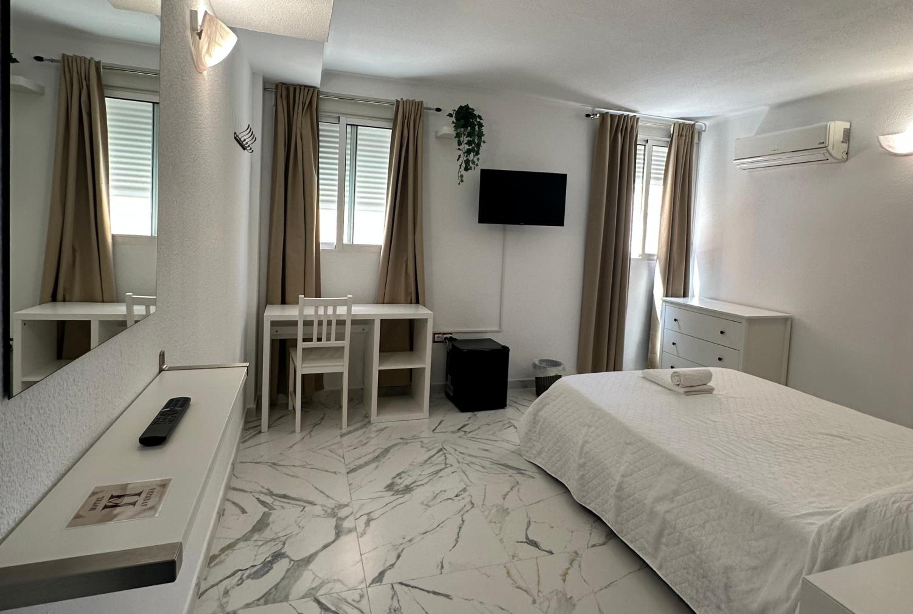 Deluxe Double Room - Photo 9
