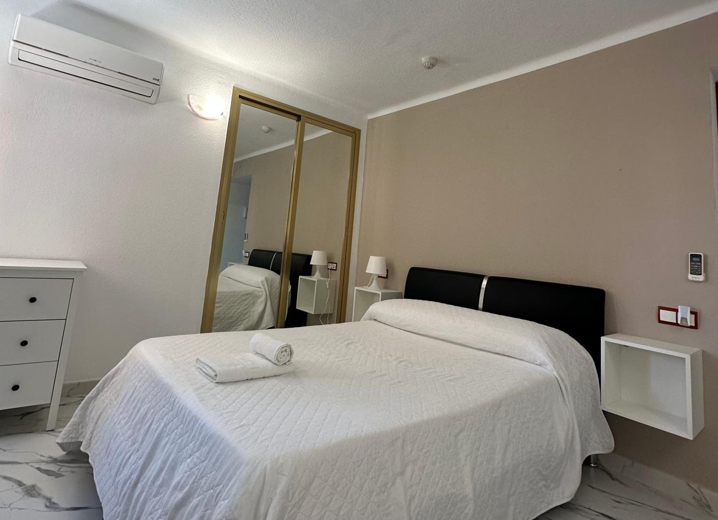 Deluxe Double Room - Photo 11