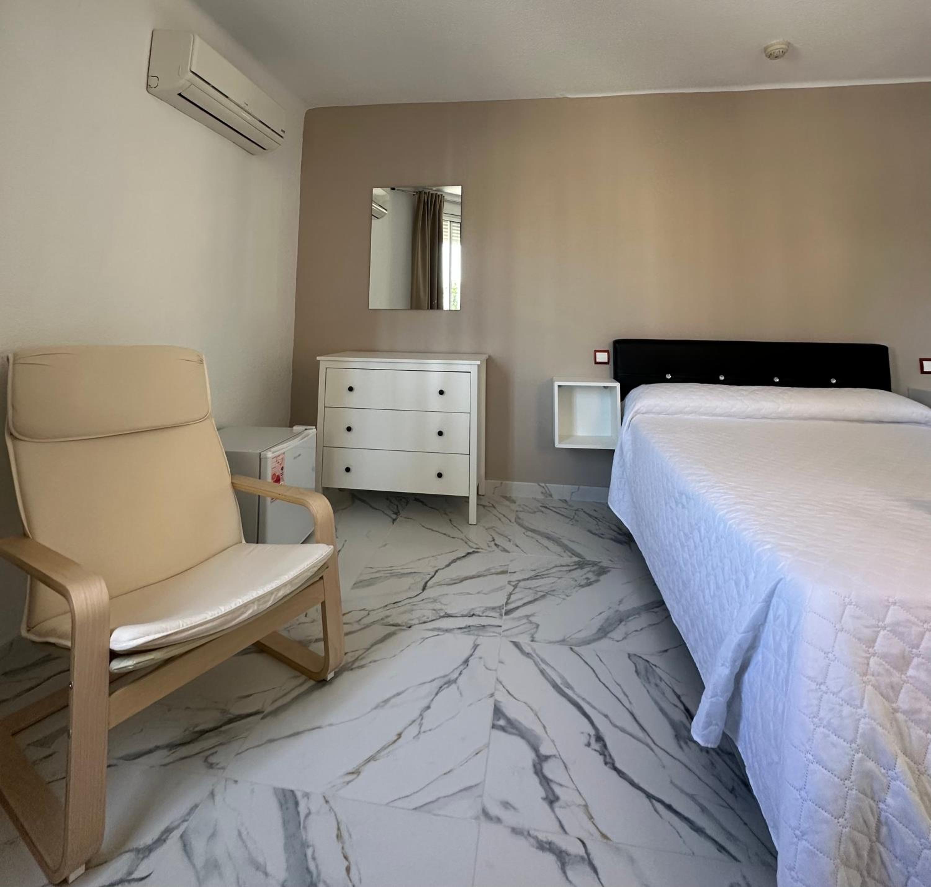 Deluxe Double Room - Photo 17