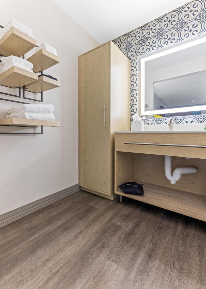 Family Room with Two Double Beds and 32 Inch TV - Non-Smoking - Photo 4