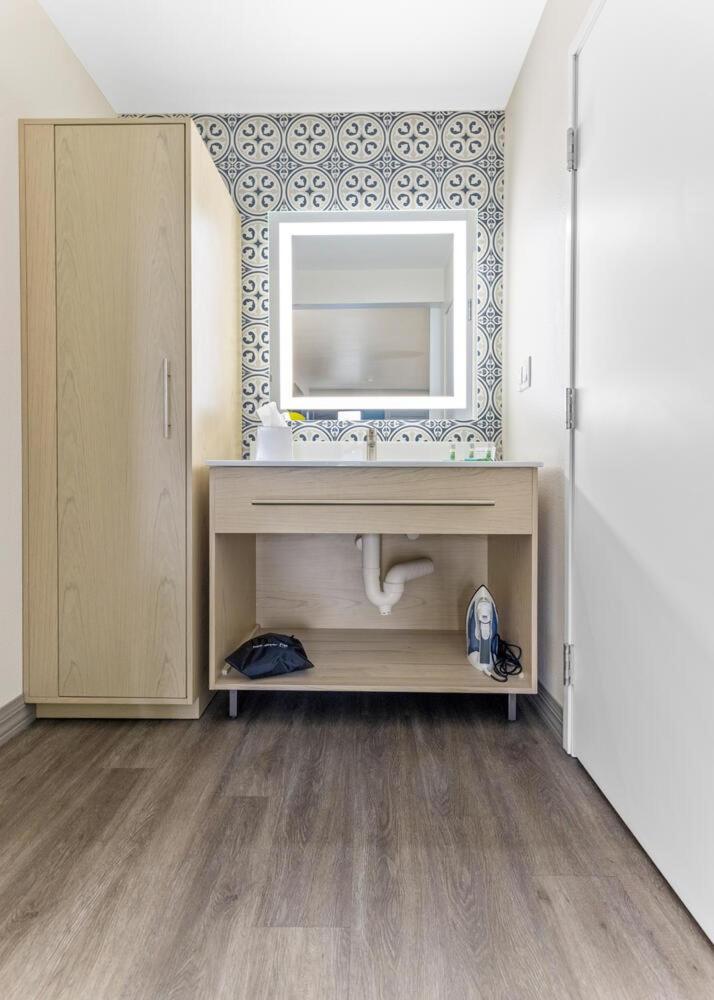 Superior King Room - Accessible/Non-Smoking - Photo 2