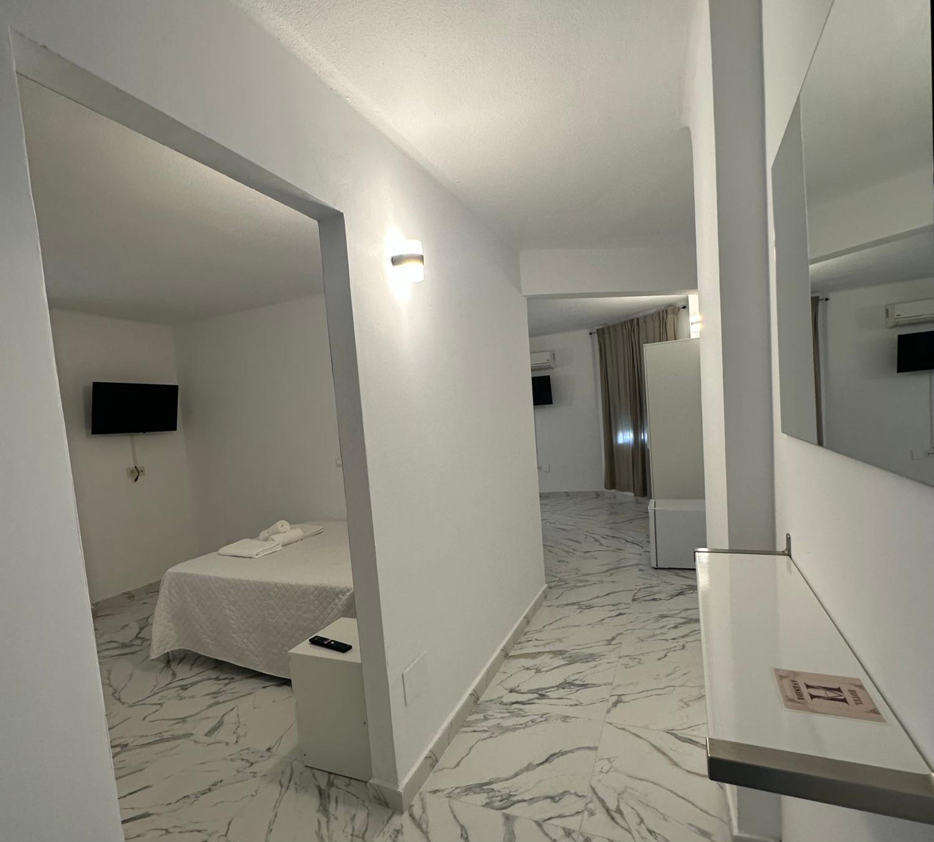 Superior Family Room - Photo 10