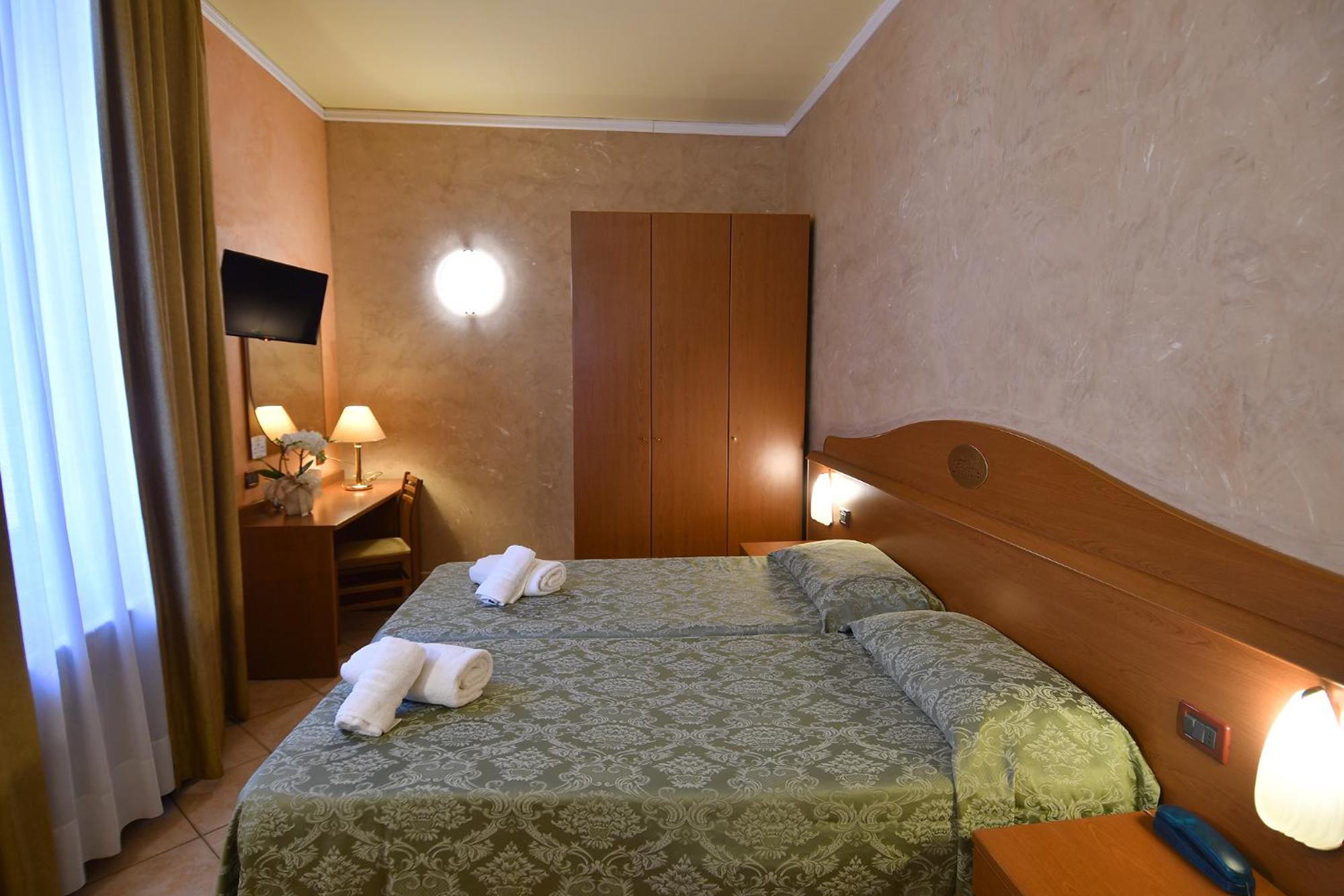 Double or Twin Room photo 3