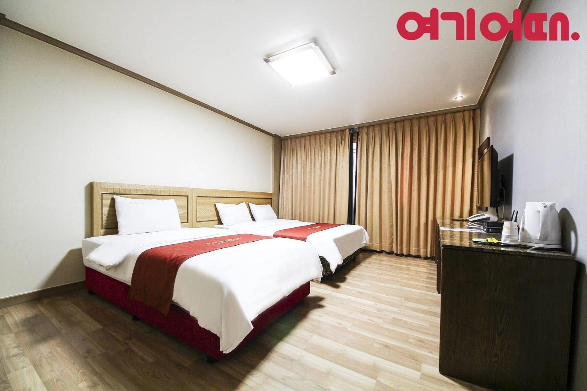 Double or Twin Room with Mountain View photo 2