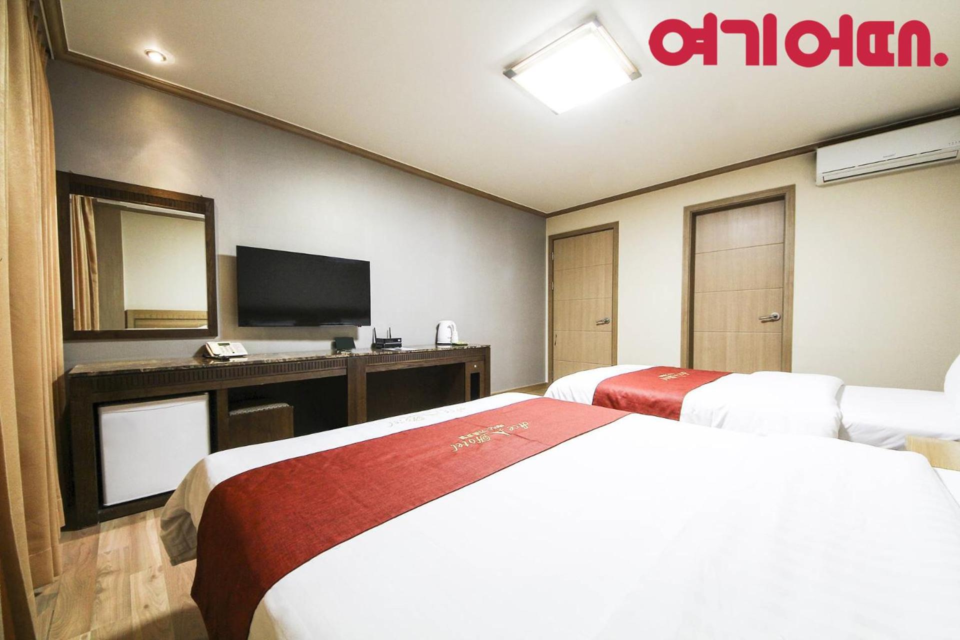 Double or Twin Room with Mountain View photo 3