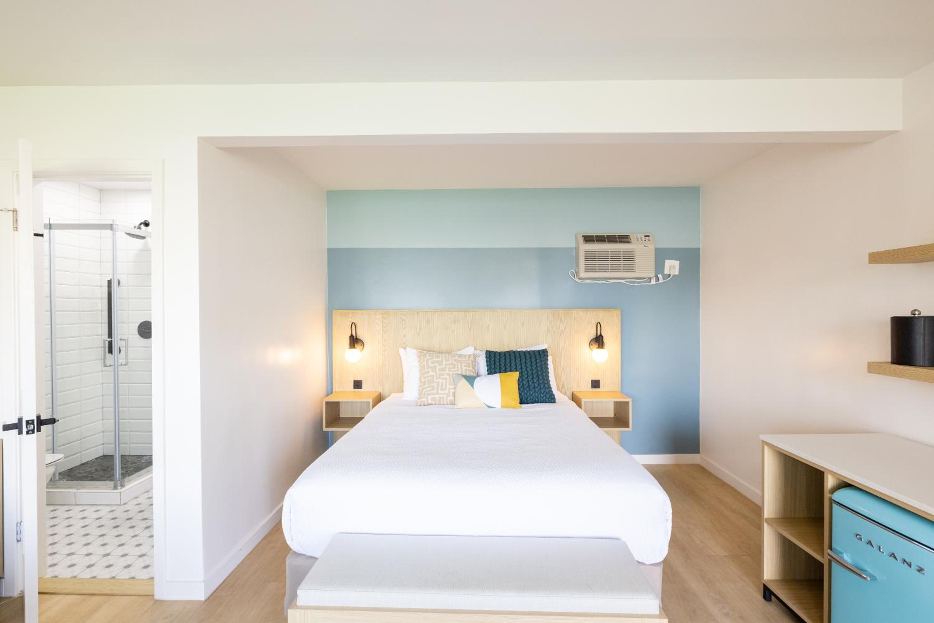 Two Queen Beds with Partial Ocean View photo 3