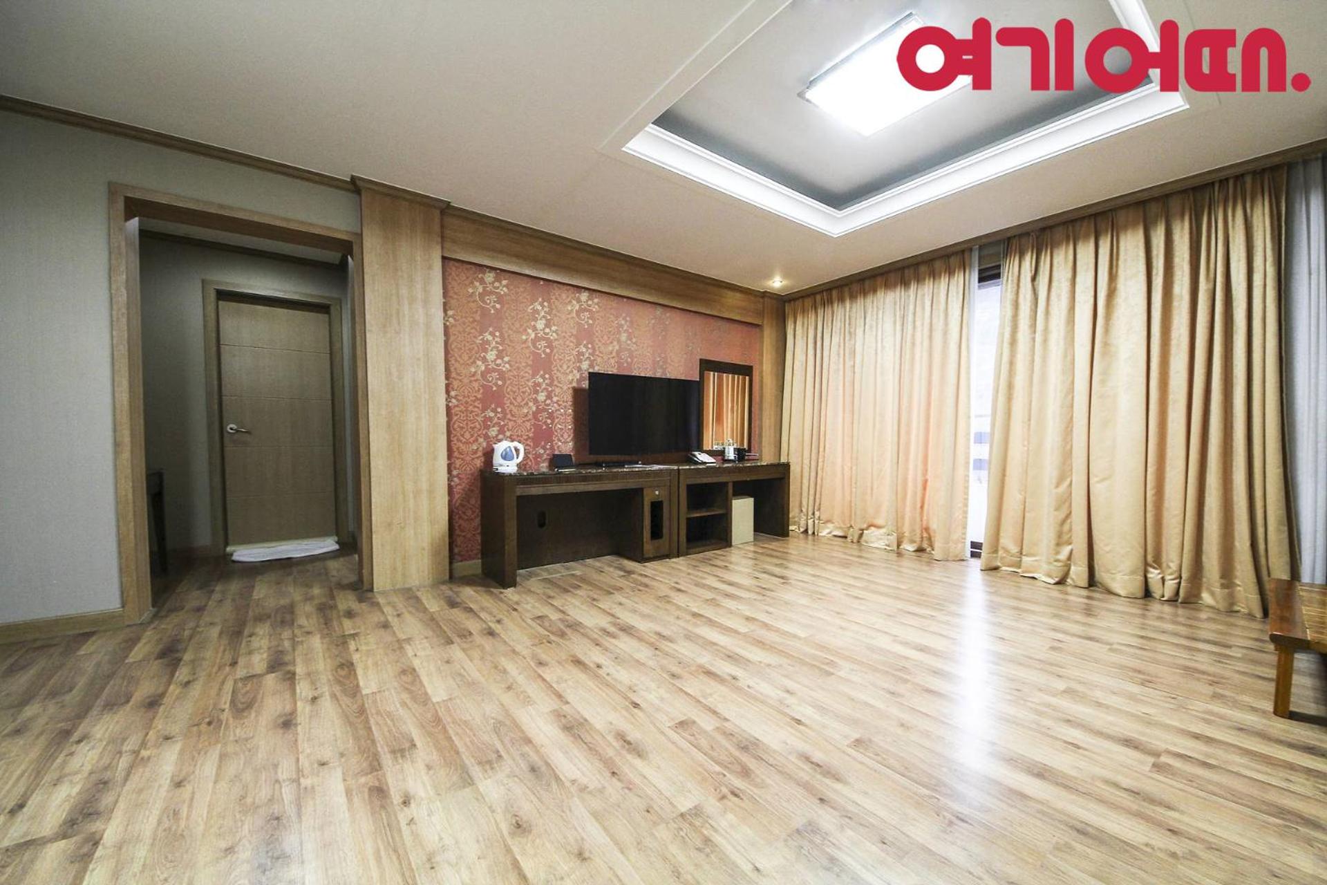 Family Room with Terrace photo 3