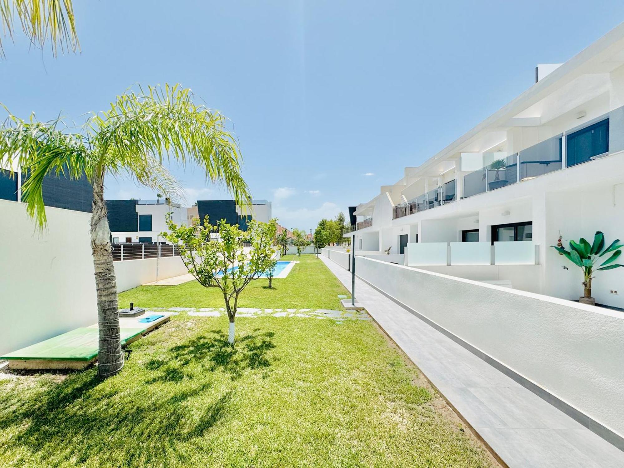 Two-Bedroom Apartment with Pool View photo 3