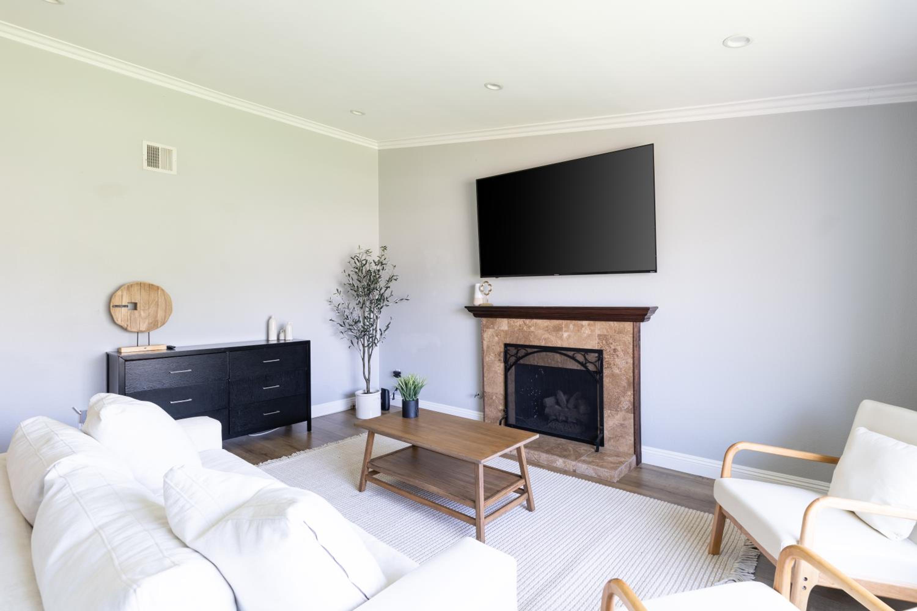 Three-Bedroom Apartment photo 1