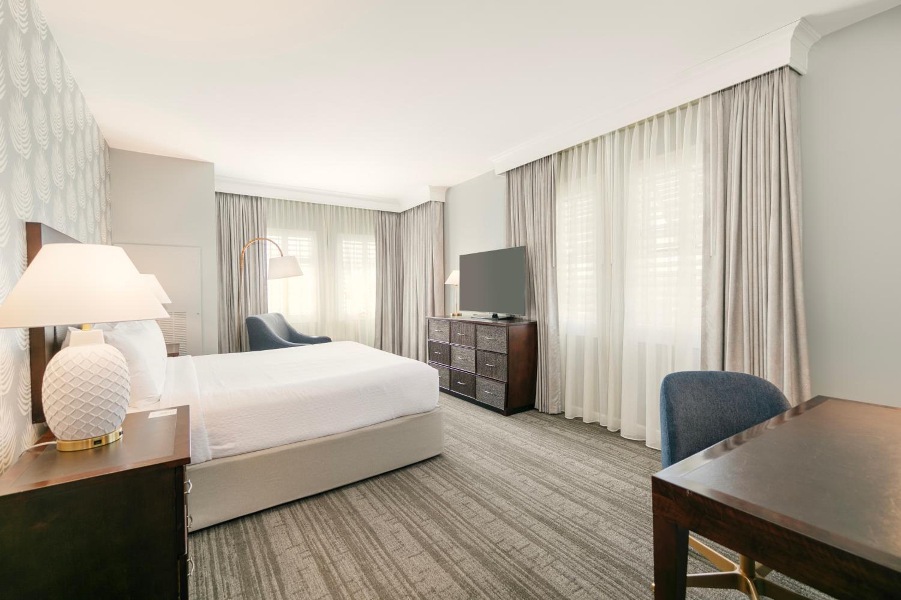 King Room with Bath Tub - Mobility and Hearing Access/Non-Smoking