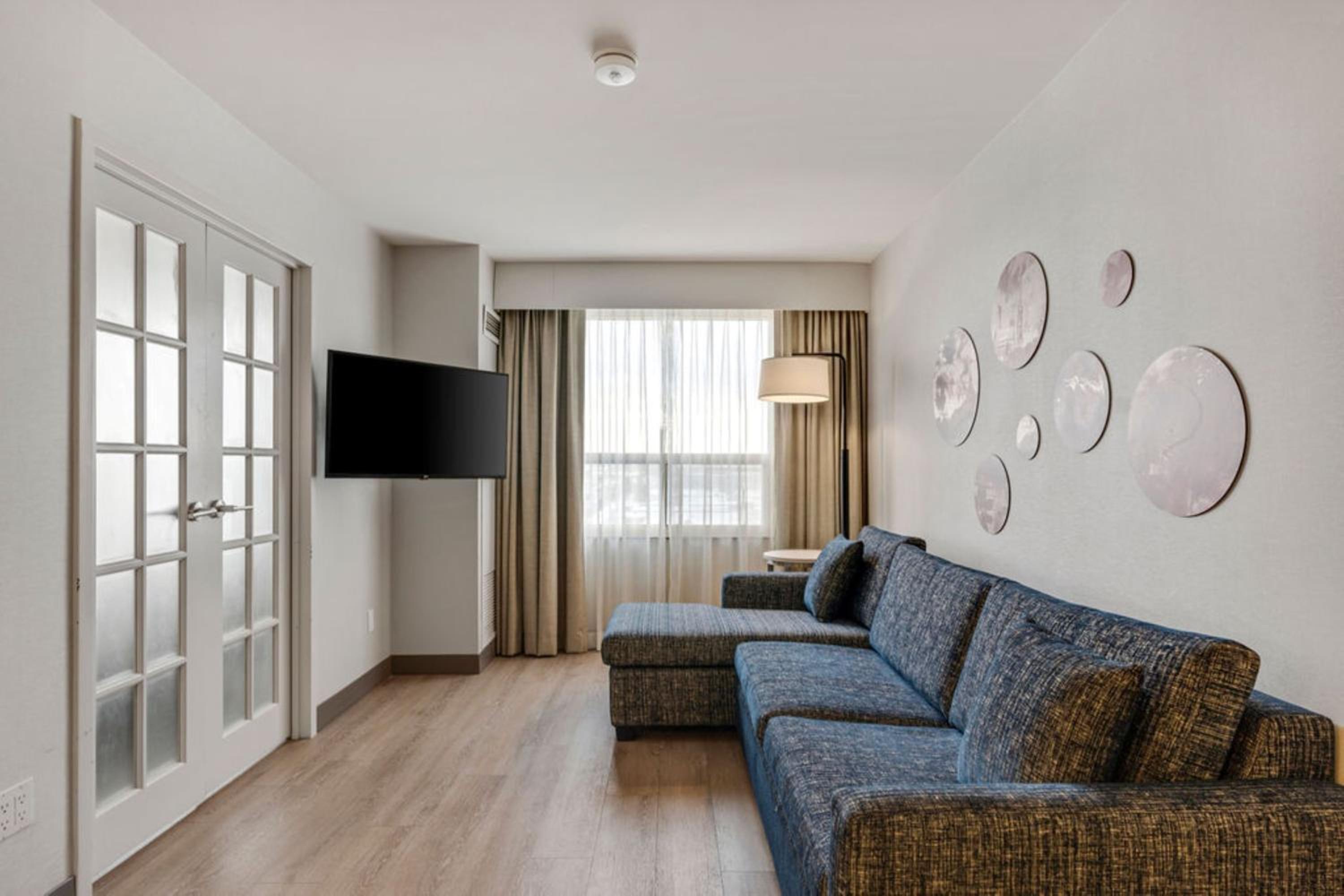 Corner King Suite with Sofa Bed - Photo 8