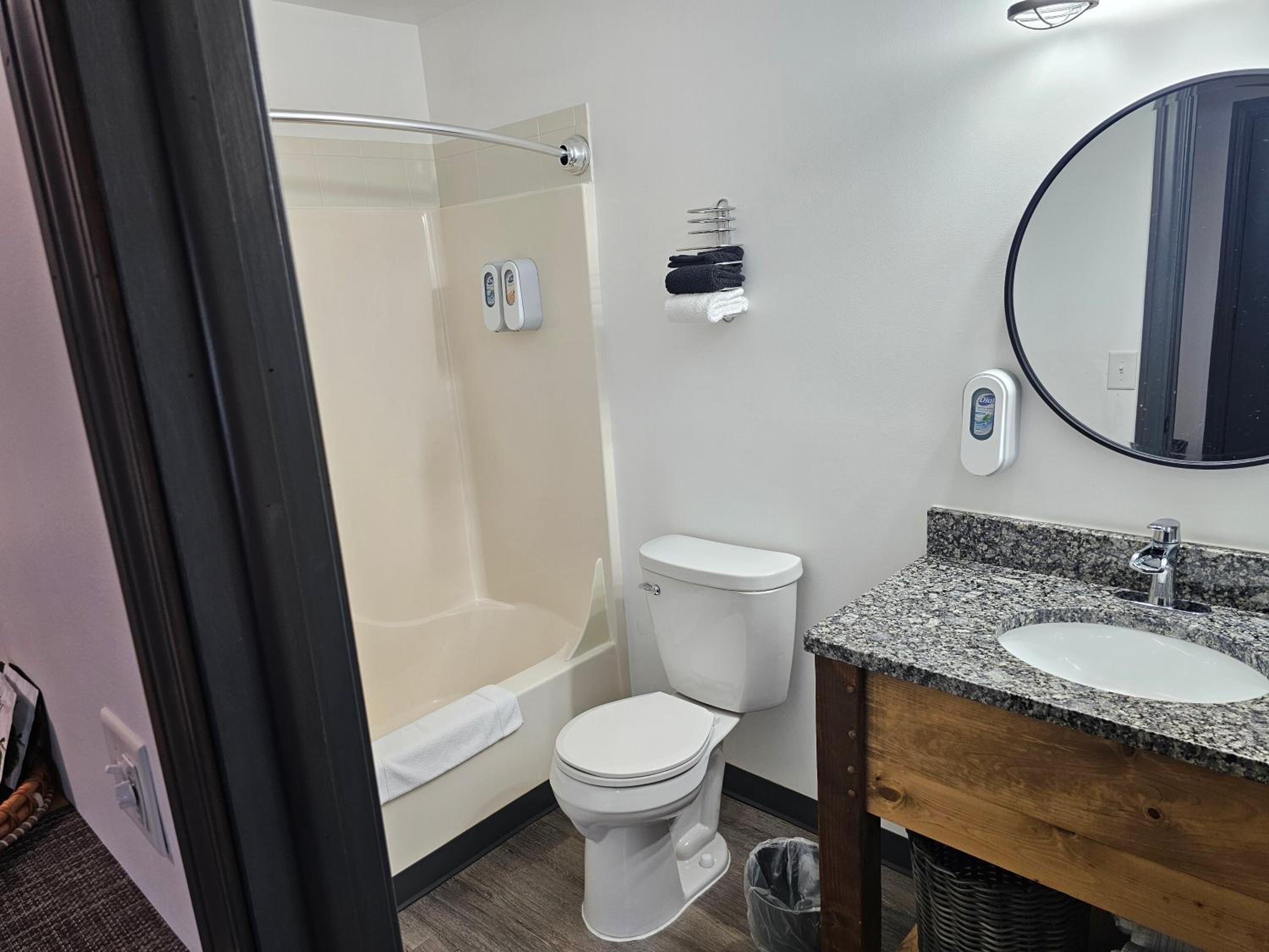 Deluxe King Suite photo 3