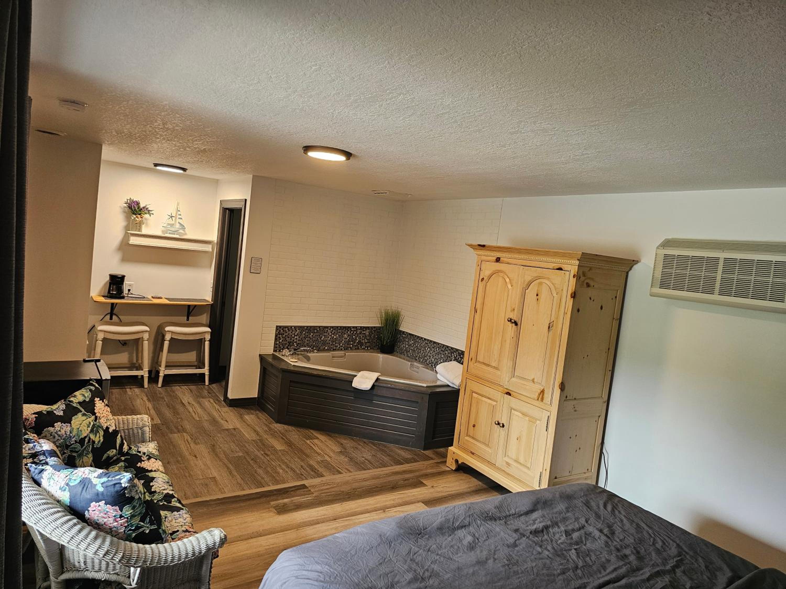Deluxe King Suite photo 2