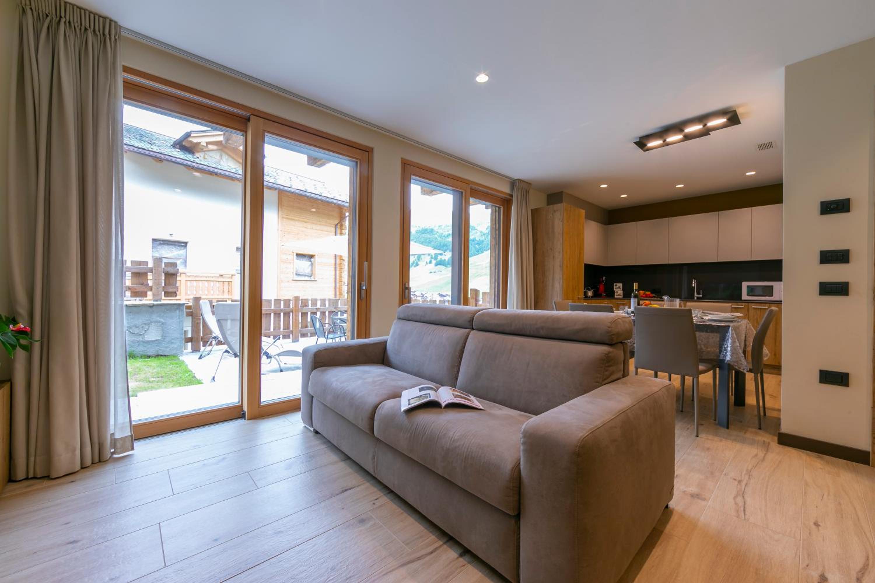 Apartment with Mountain View