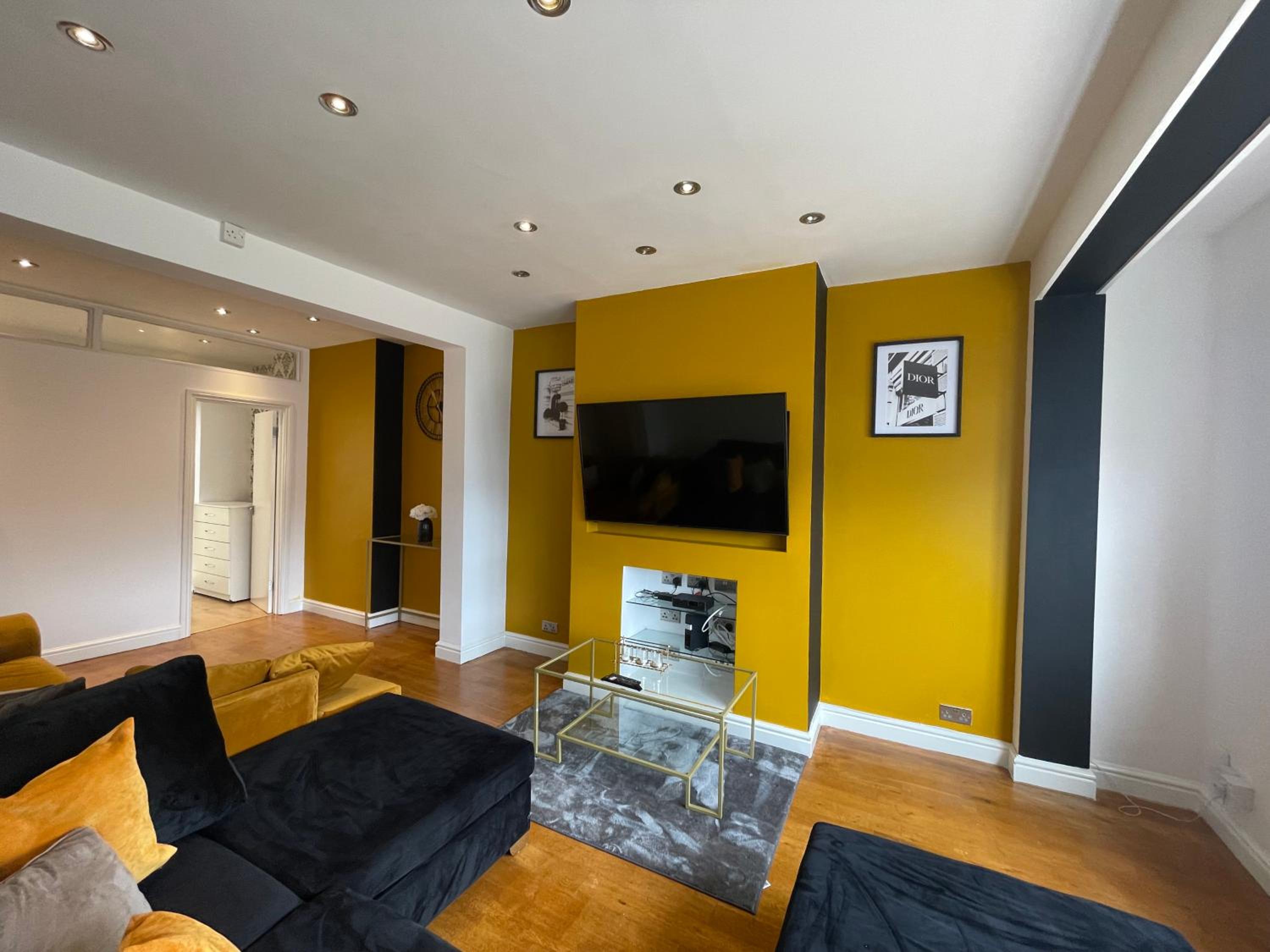 Five-Bedroom House photo 1
