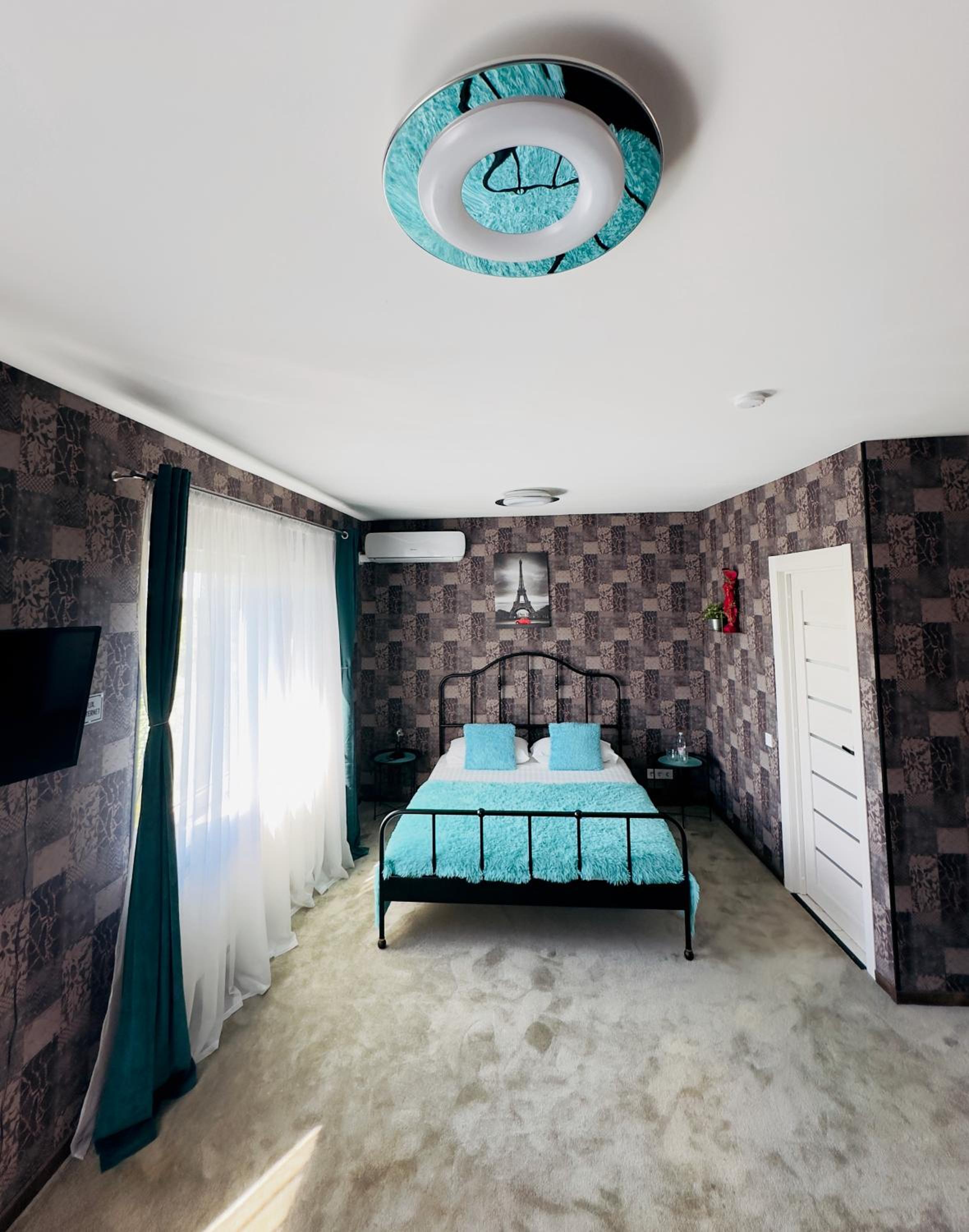 Deluxe Double Room - Wrong Turn - Photo 4