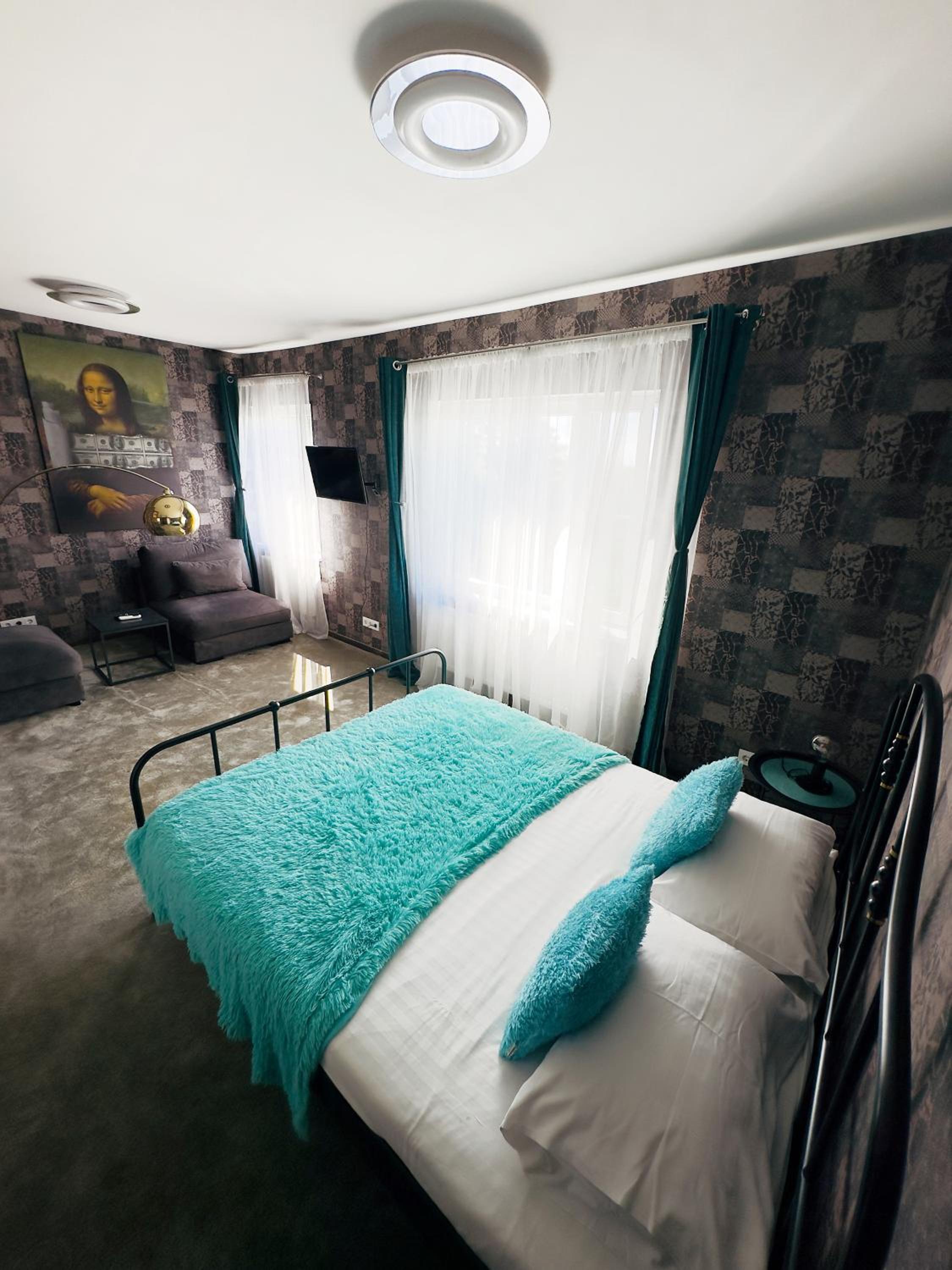 Deluxe Double Room - Wrong Turn - Photo 2