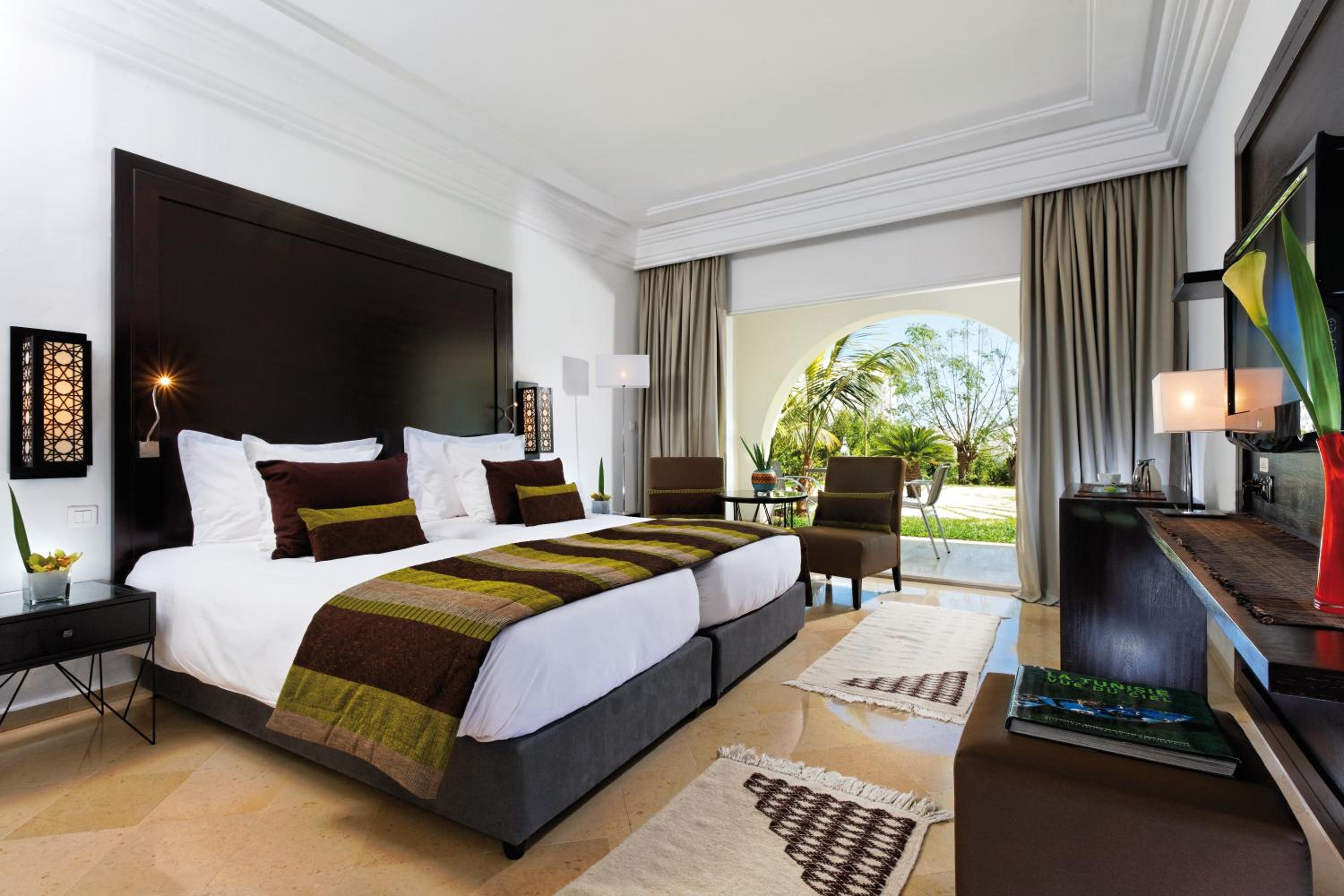 Deluxe King Room with Sea and Pool View - Photo 4