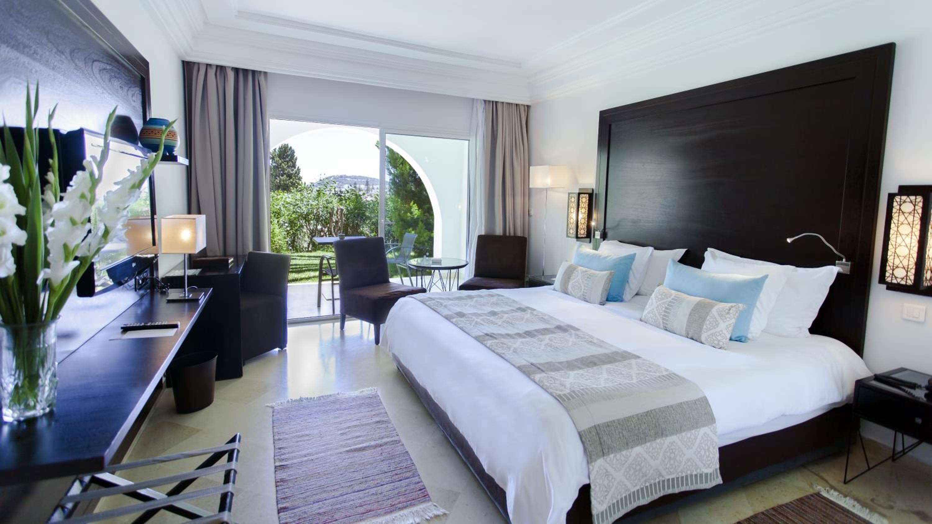 Classic King Room with Sea View - Photo 4