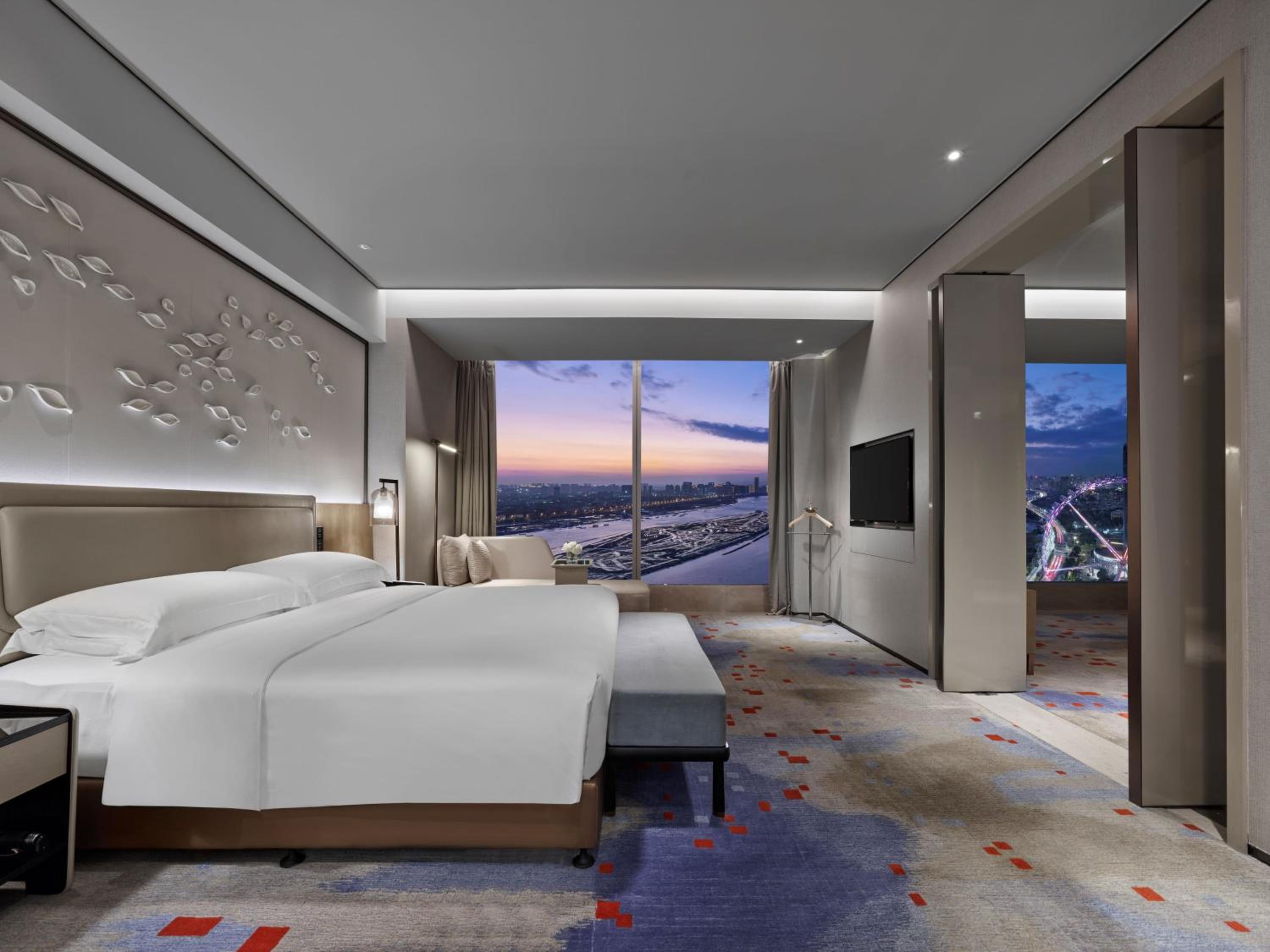 One-Bedroom Suite with Sky Wheel View photo 3