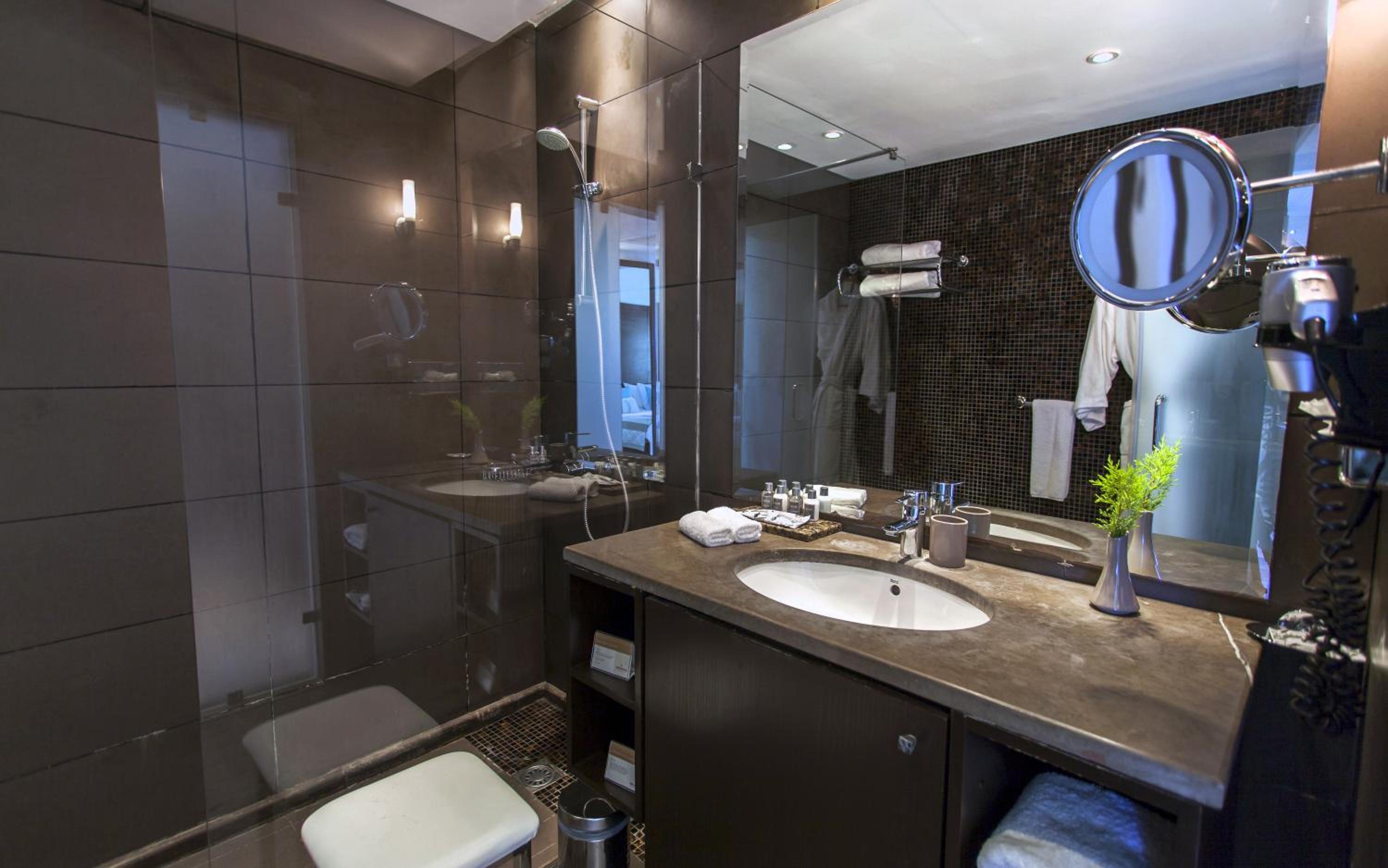 Classic King Room with Sea View - Photo 3