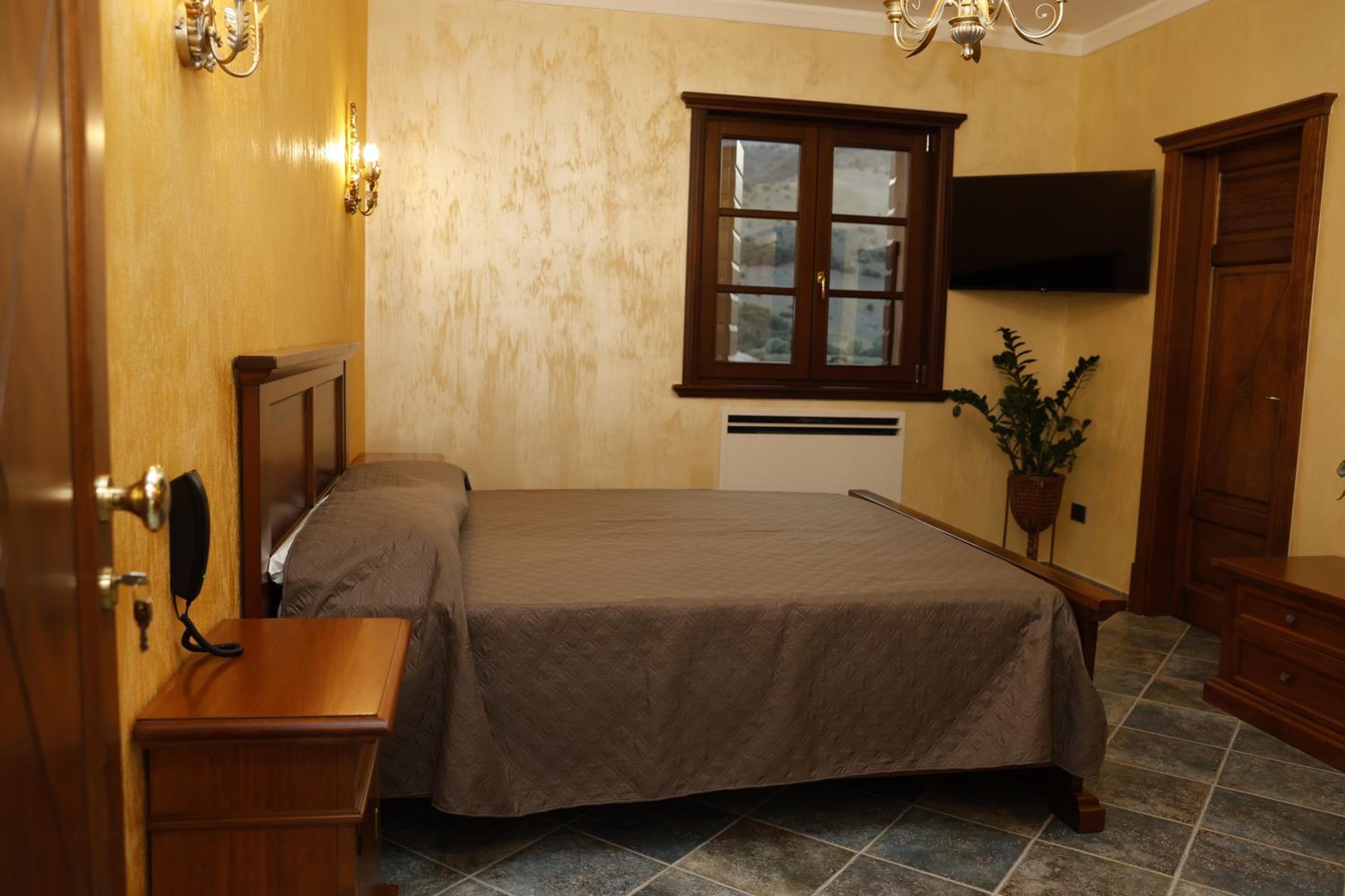 Large Double Room photo 1