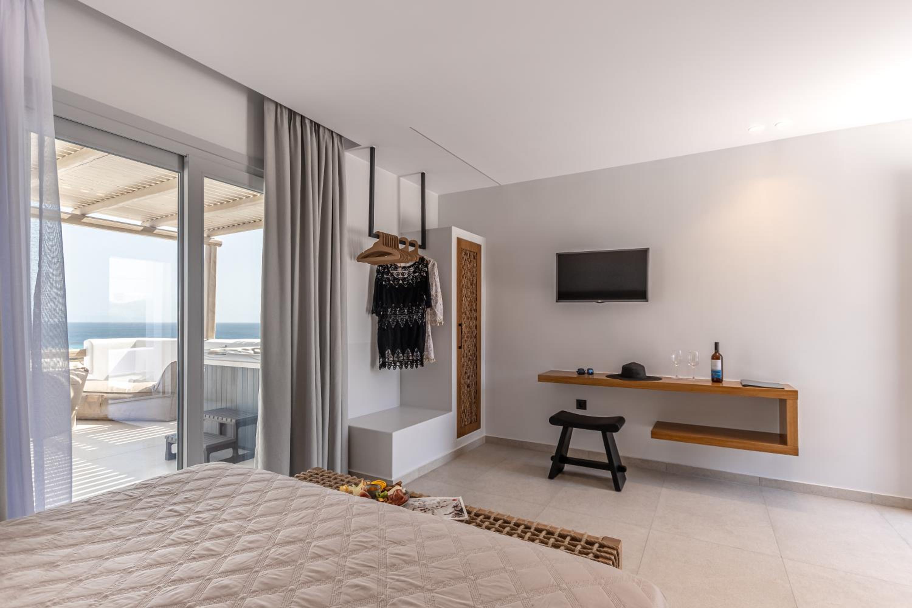 Deluxe Double Room with Outdoor Jacuzzi and Sea View - Photo 1