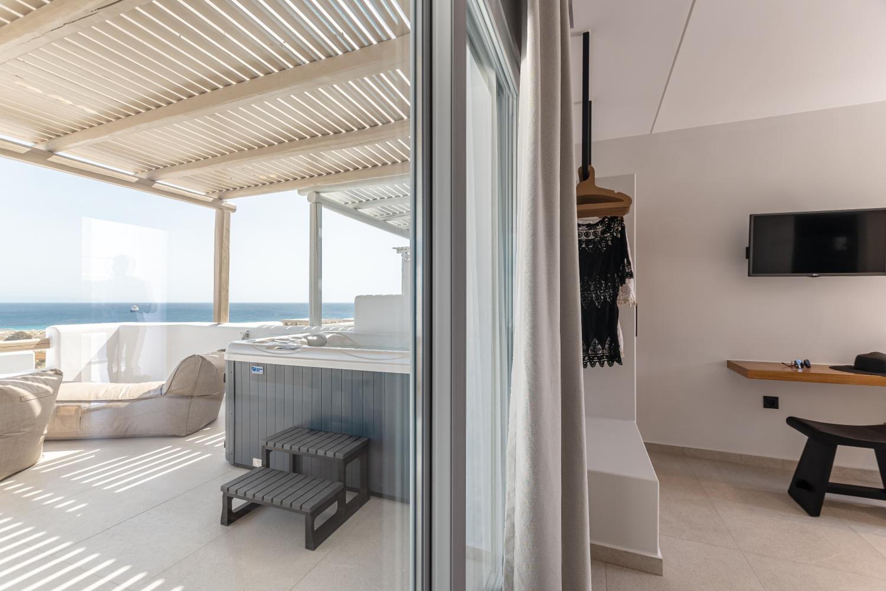 Deluxe Double Room with Outdoor Jacuzzi and Sea View - Photo 5