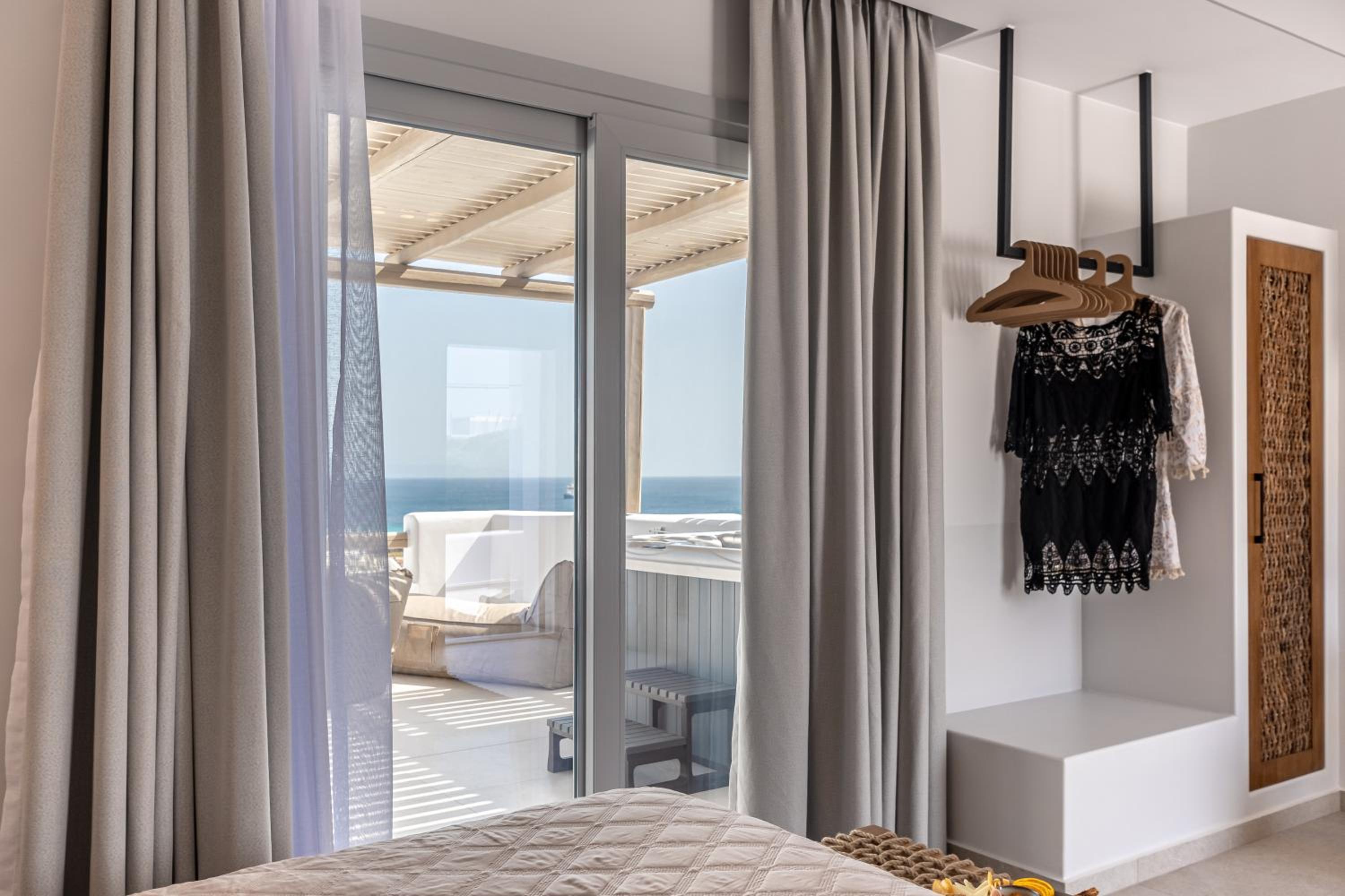 Deluxe Double Room with Outdoor Jacuzzi and Sea View - Photo 7