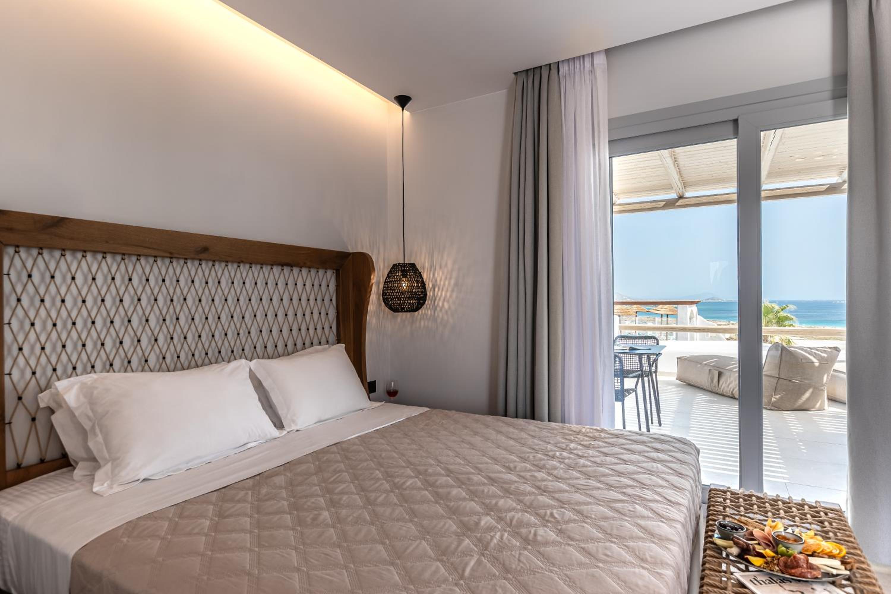 Deluxe Double Room with Outdoor Jacuzzi and Sea View - Photo 8
