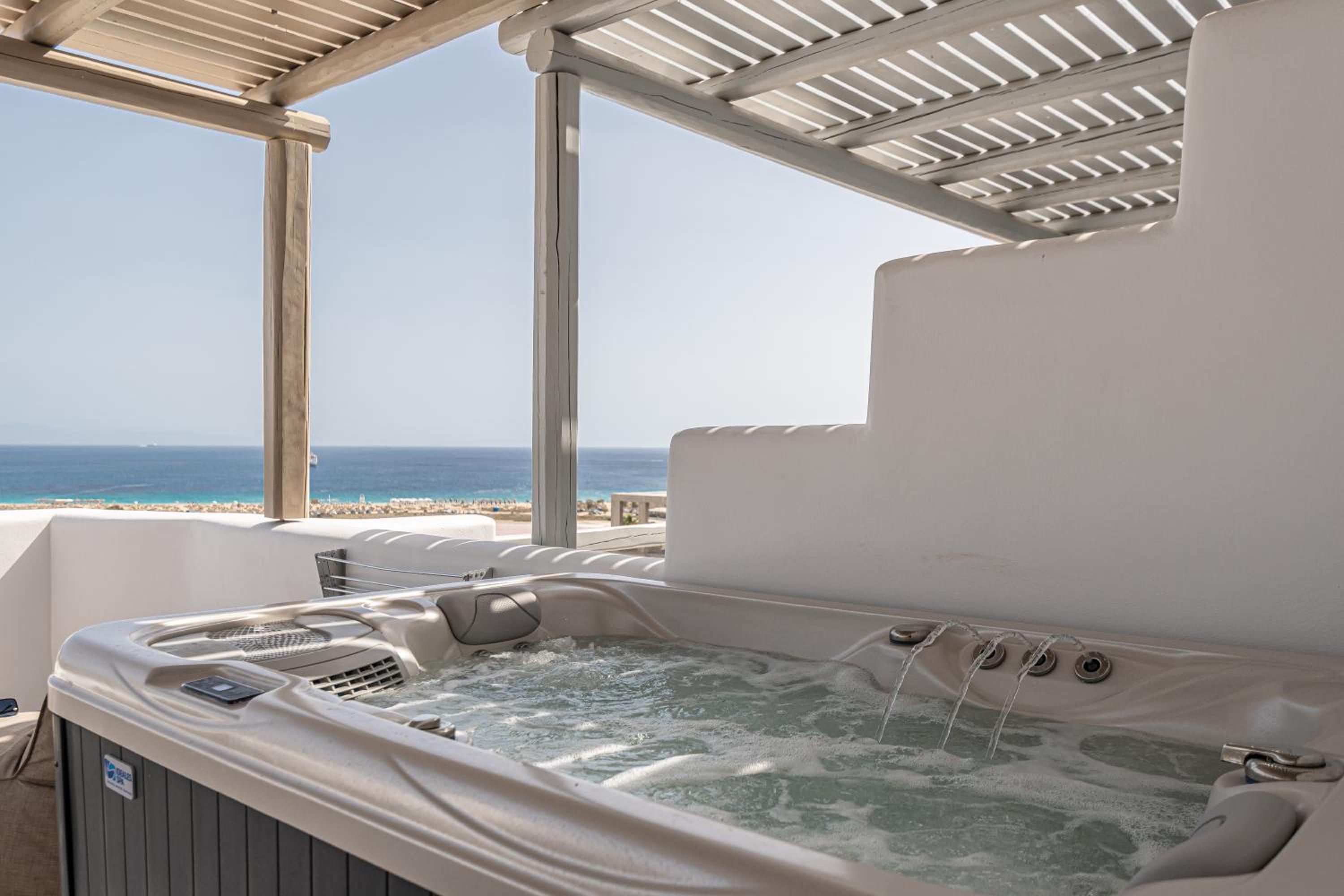 Deluxe Double Room with Outdoor Jacuzzi and Sea View - Photo 9