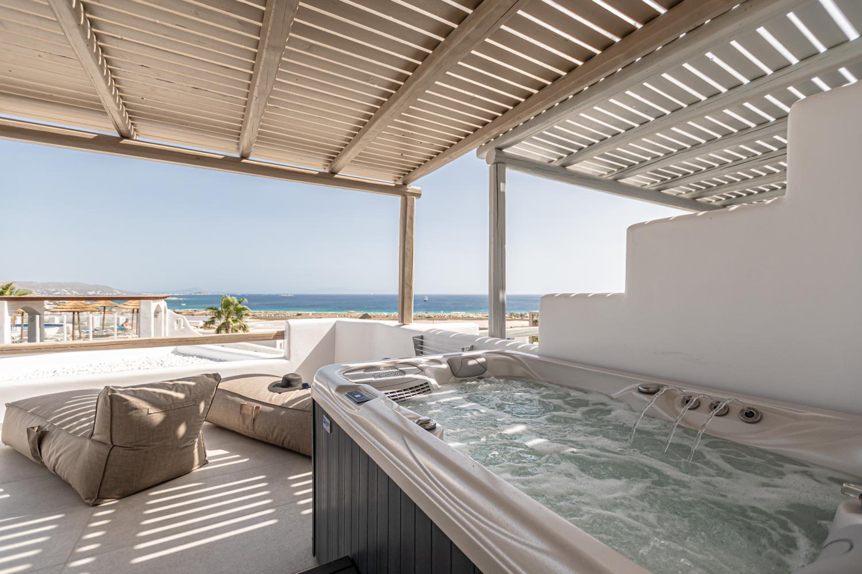 Deluxe Double Room with Outdoor Jacuzzi and Sea View - Photo 11